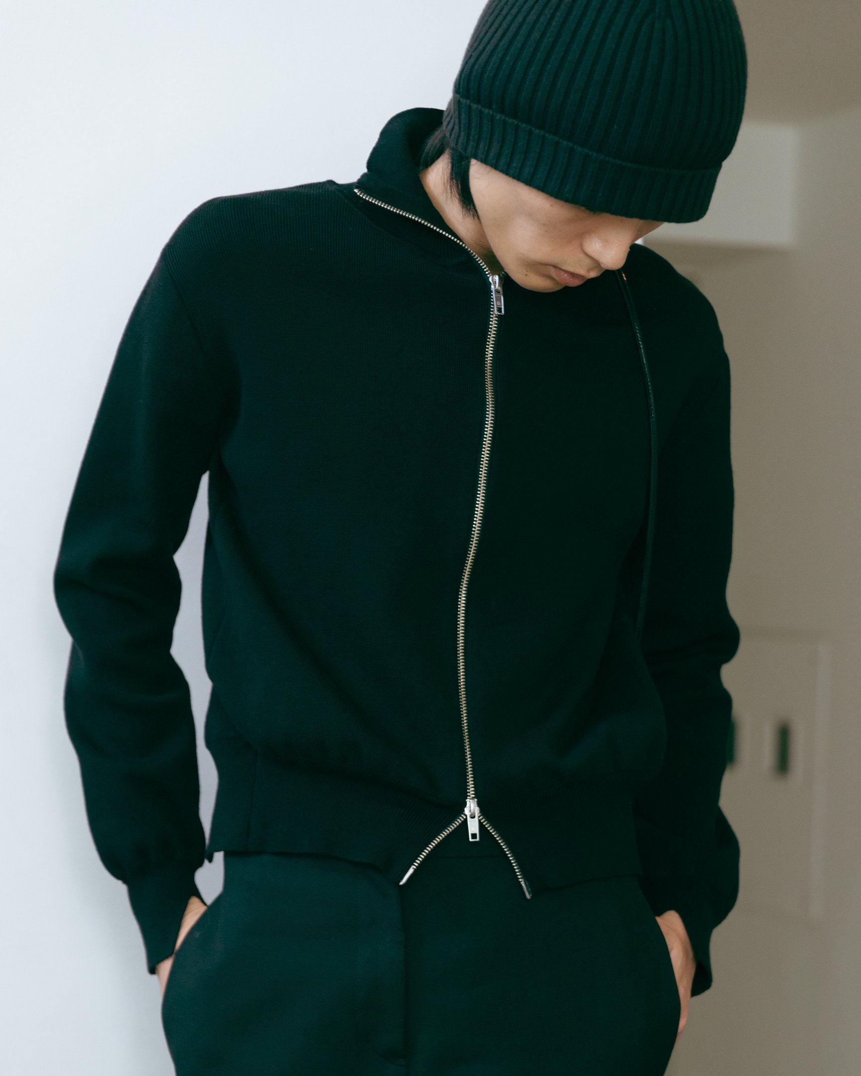 男性モデルの胸元アップ