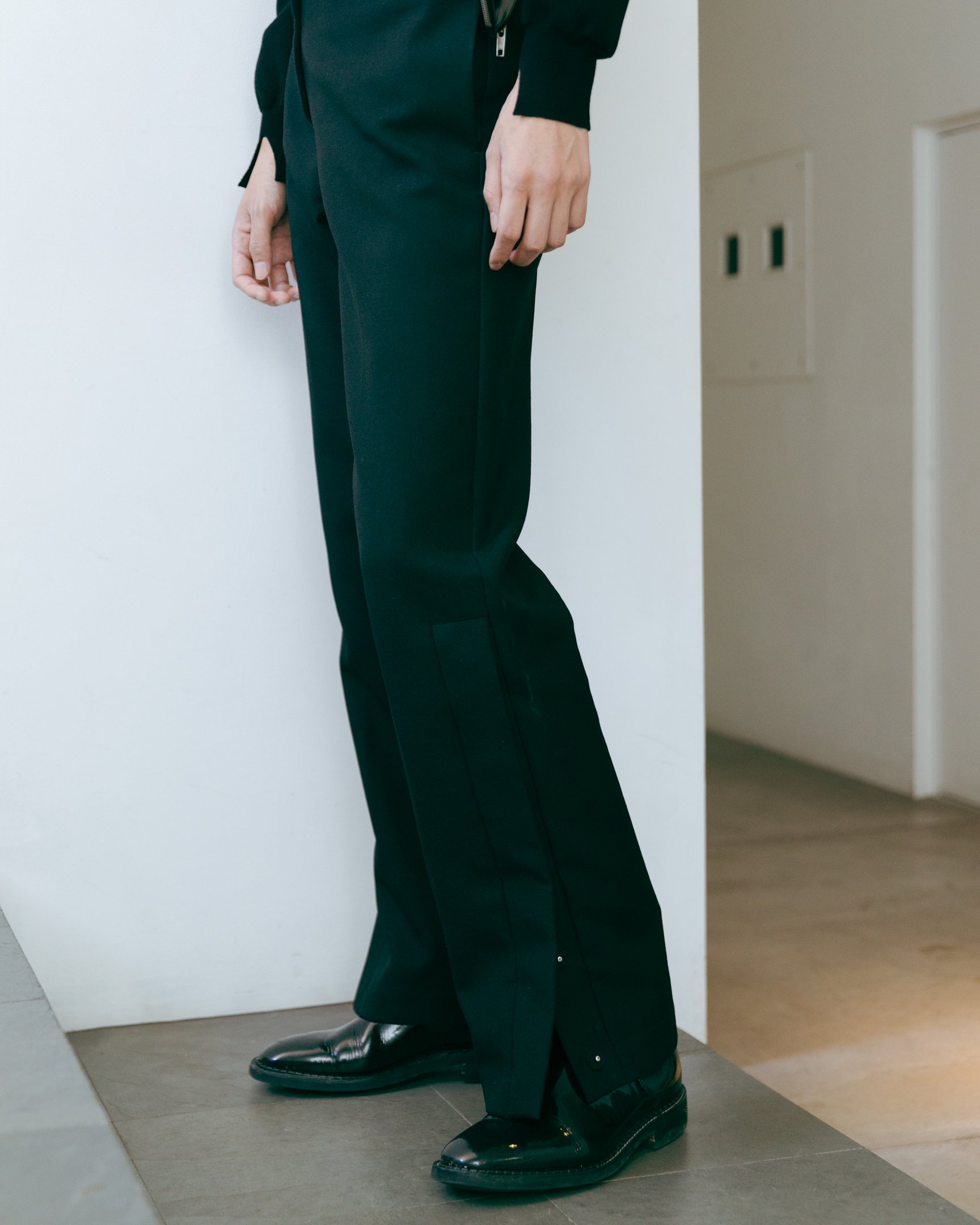 男性モデルの足元アップ