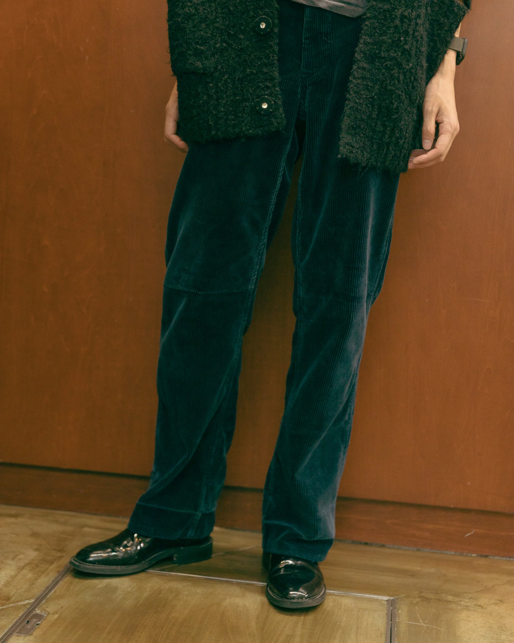 男性モデルの足元アップ