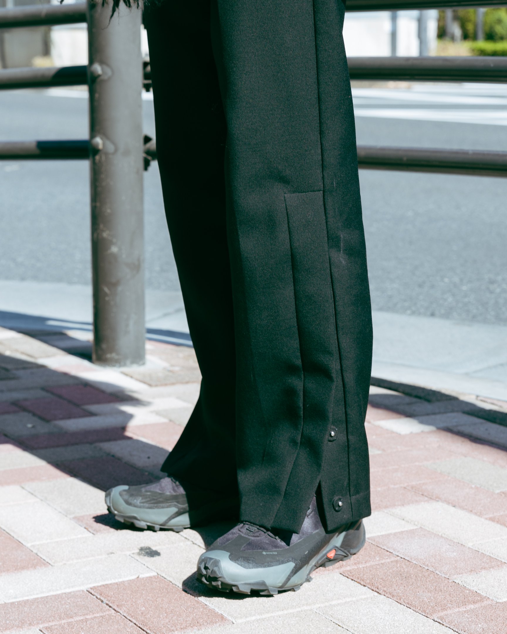 男性モデルの足元アップ