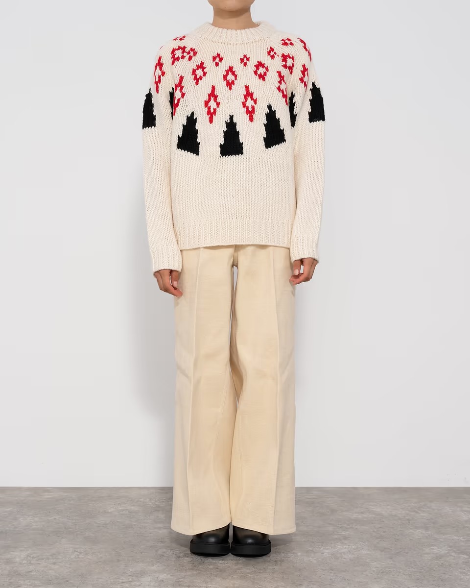 サンセ サンセのニットを着た女性モデル