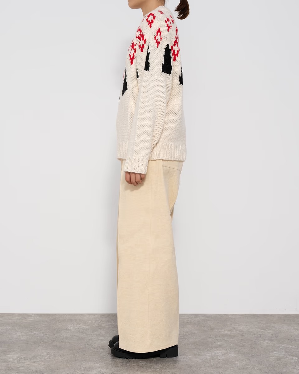 サンセ サンセのニットを着た女性モデル