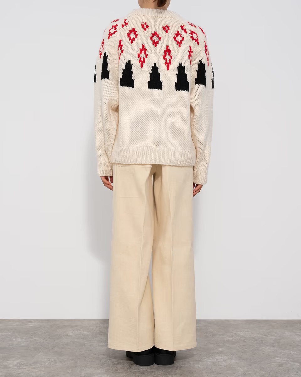 サンセ サンセのニットを着た女性モデル