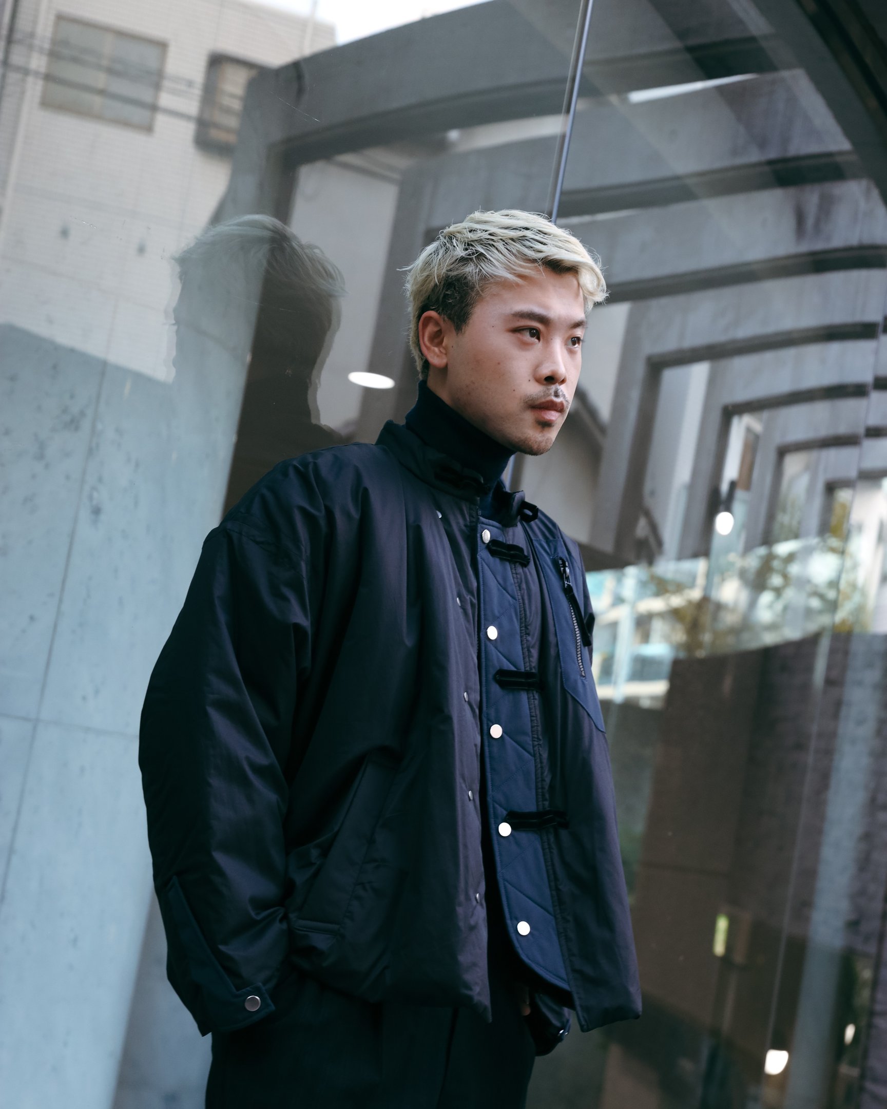 男性モデルの上半身アップ