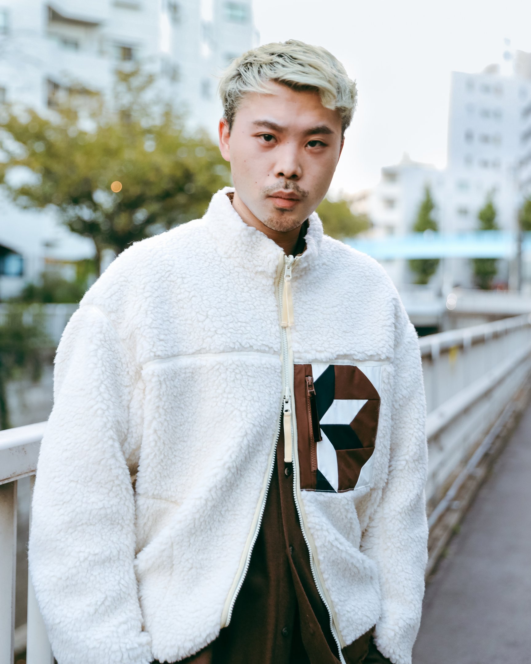 男性モデルの胸元