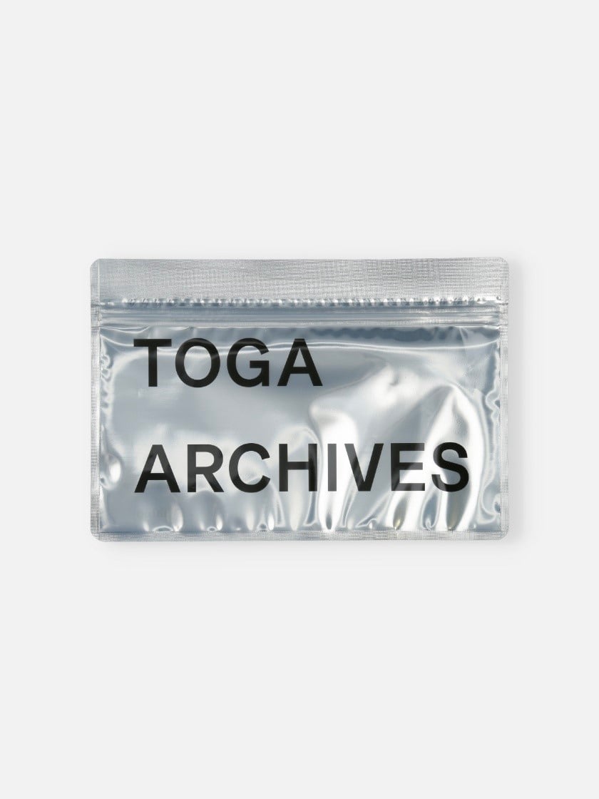 トーガのロゴがあしらわれたシルバーのパッケージ