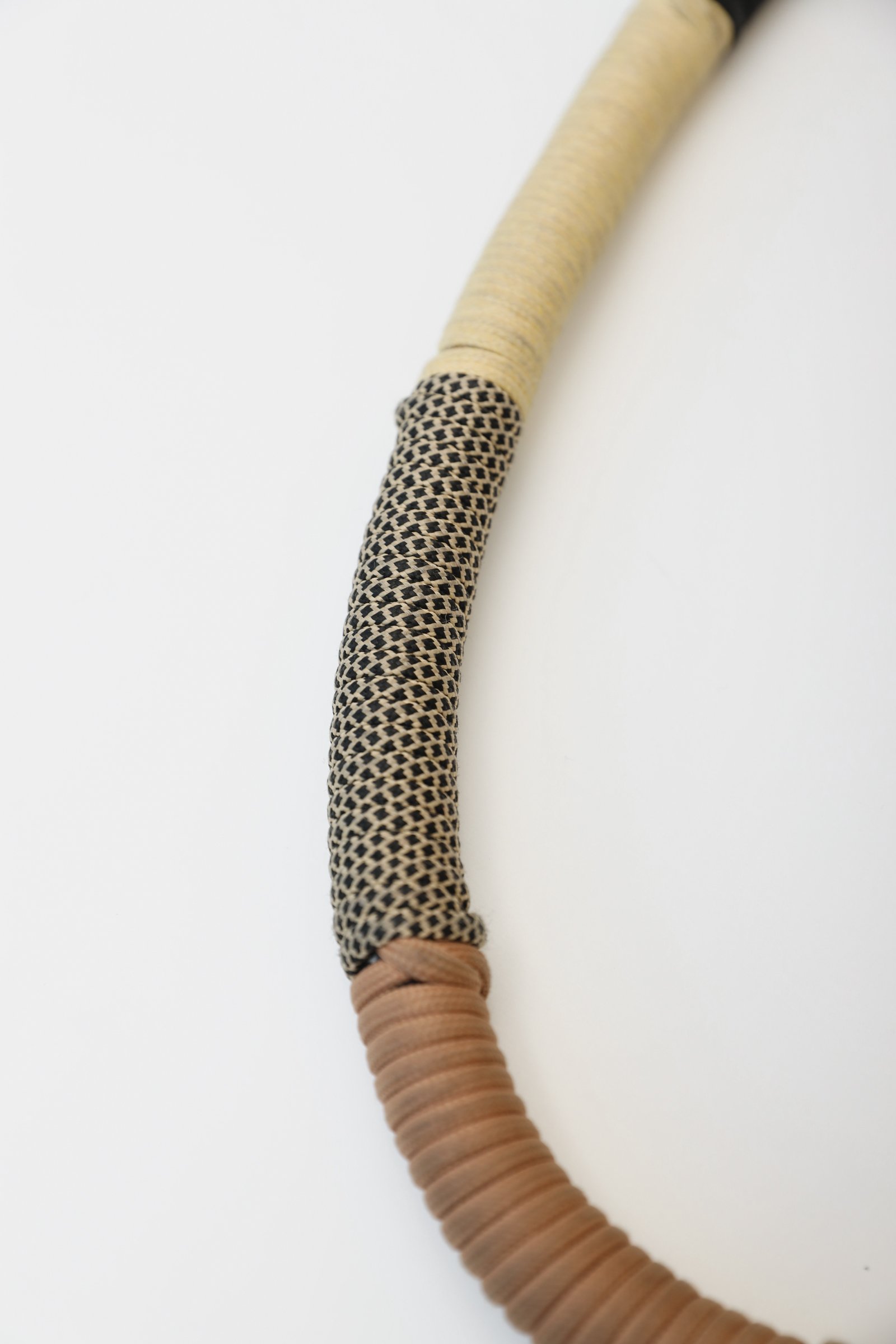 Eu e eles スマホストラップ 平置き