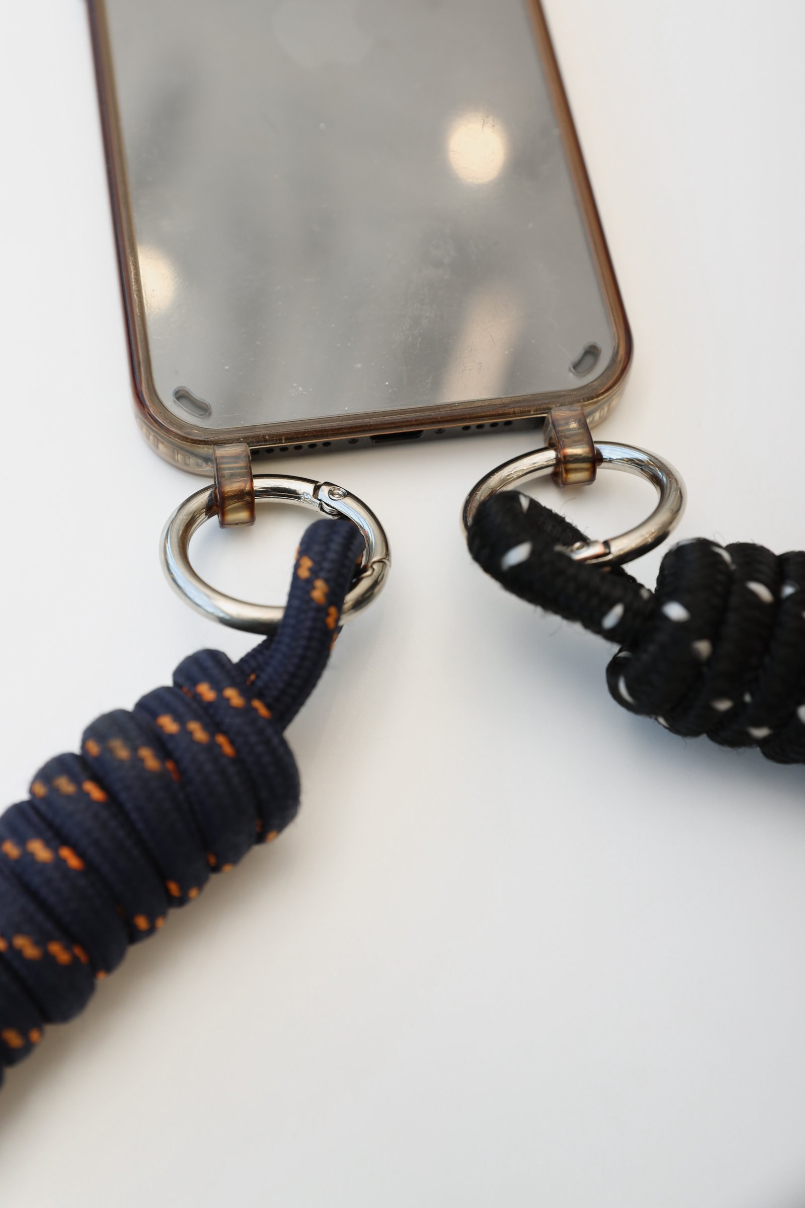 Eu e eles スマホストラップ 平置き