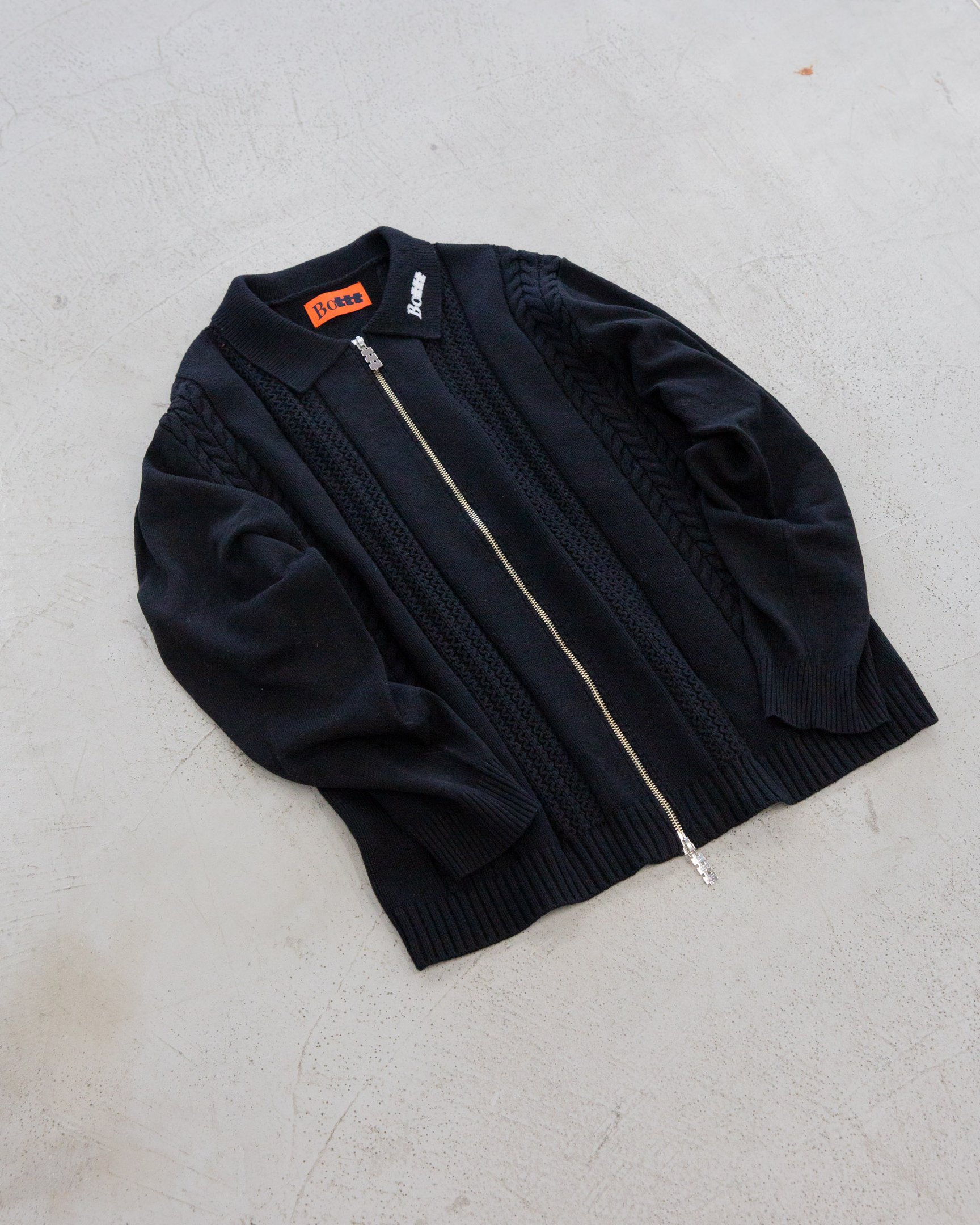 黒いニットポロ