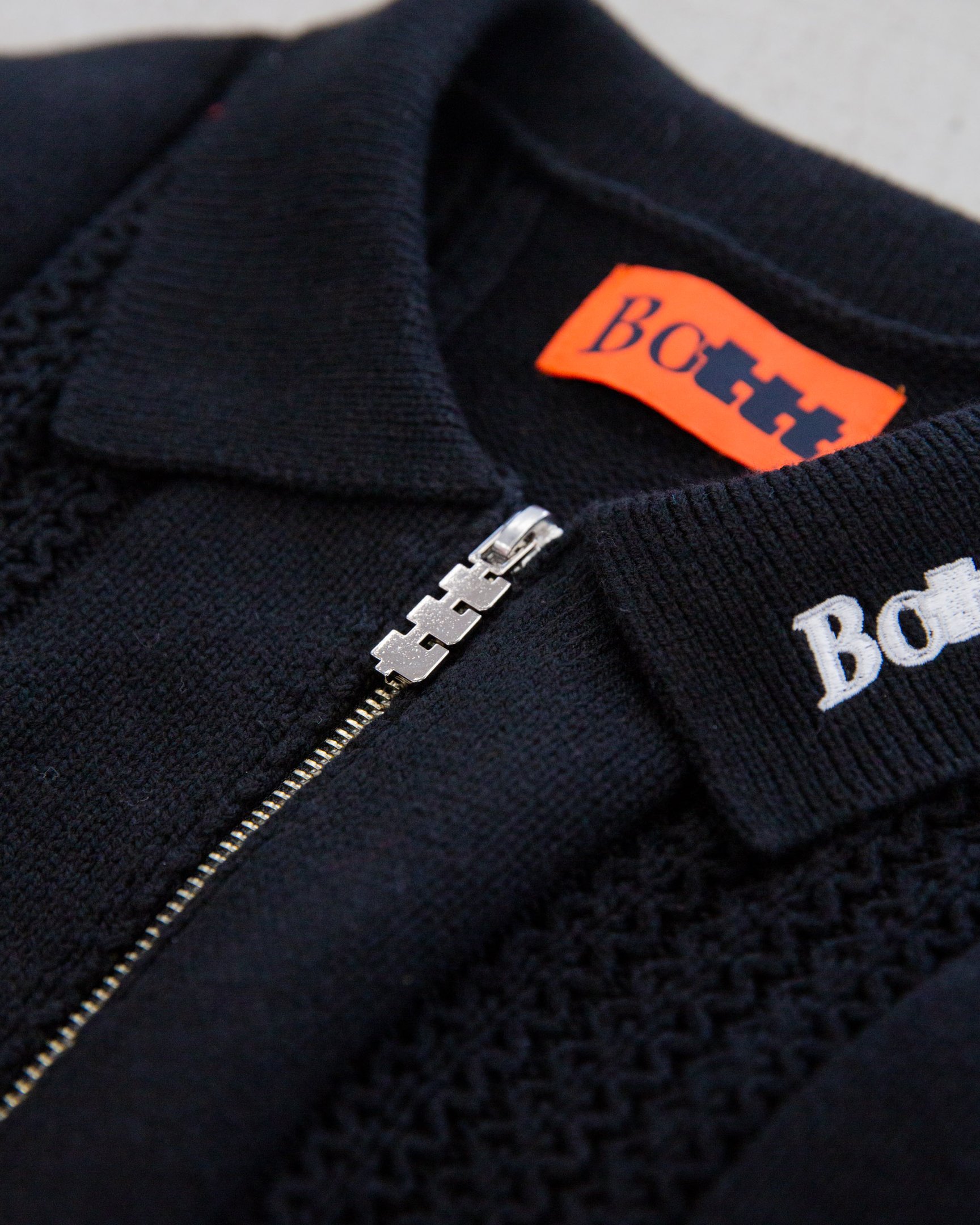 黒いニットポロ