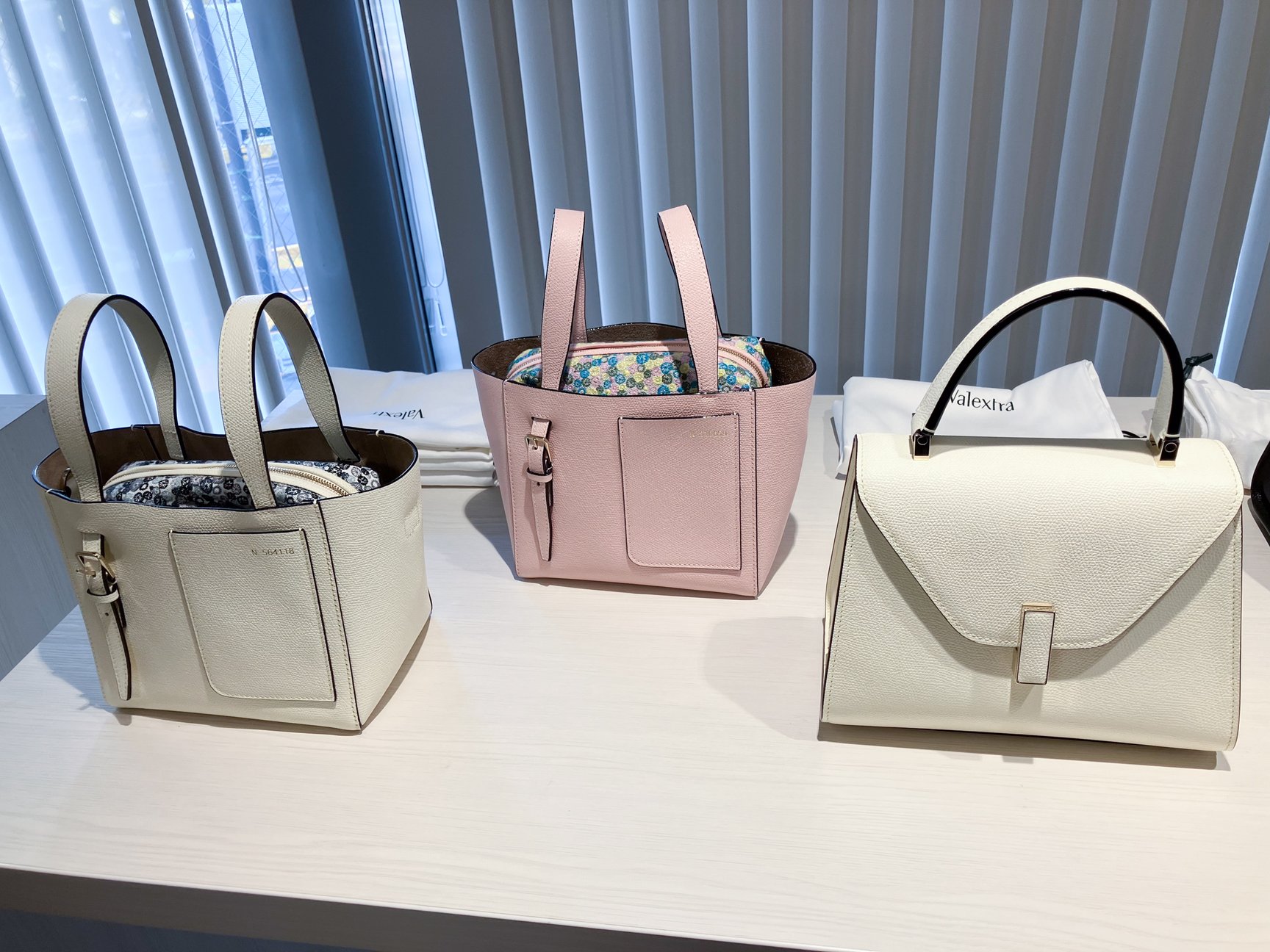 台の上にディスプレイされた3つのバッグ