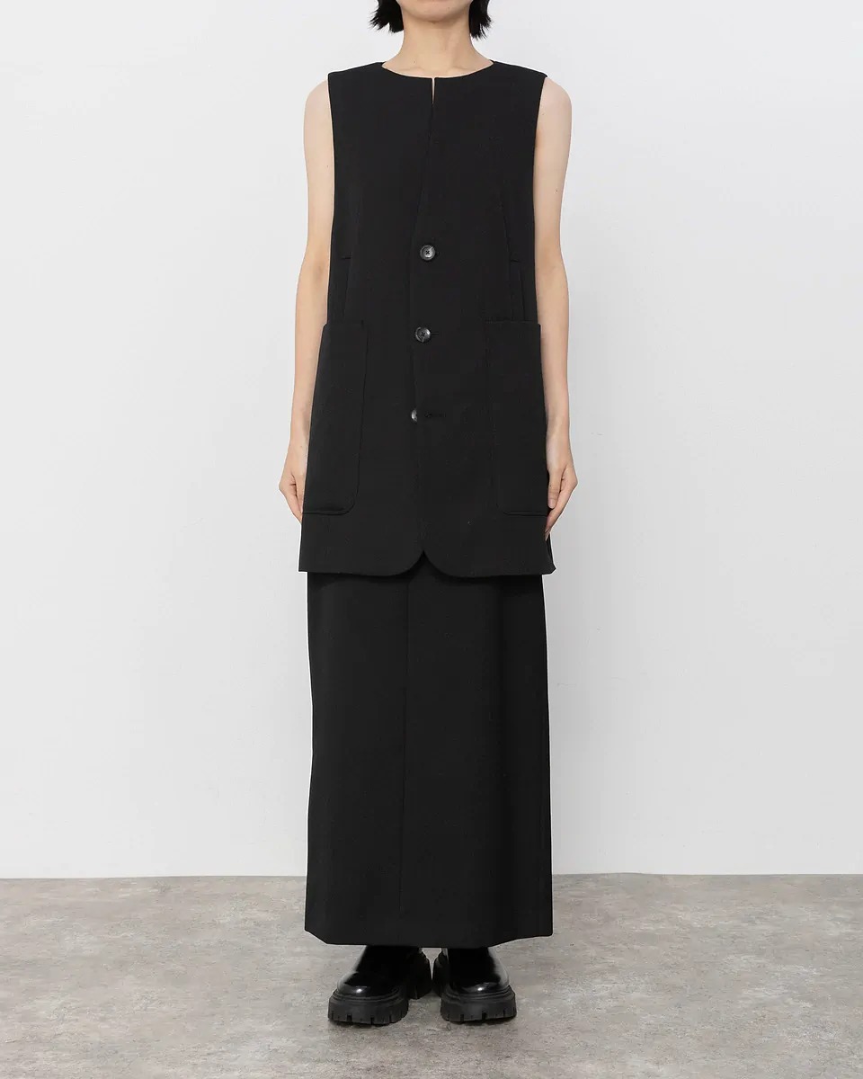 タロウホリウチのベストを着た女性モデル