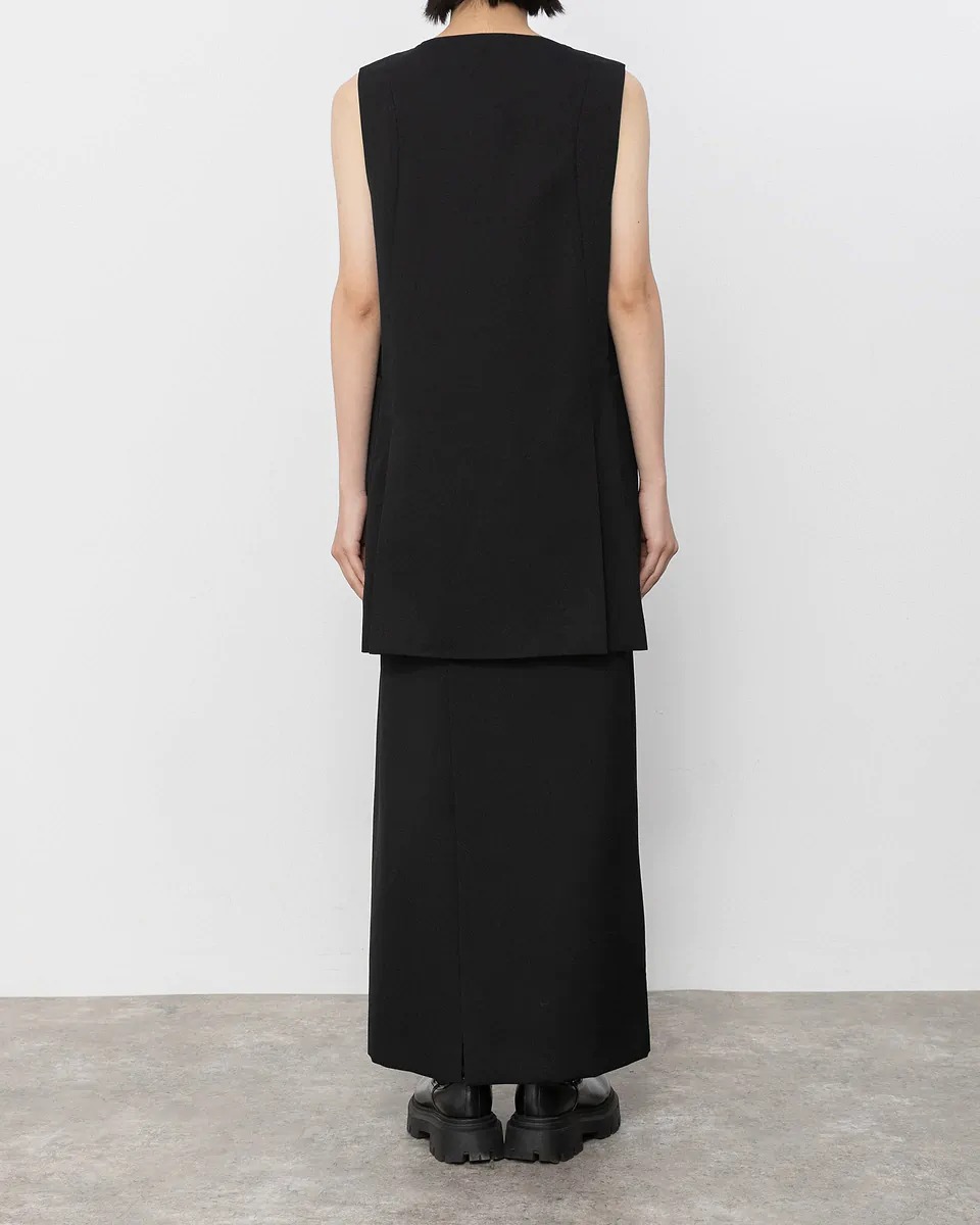 タロウホリウチのベストを着た女性モデル