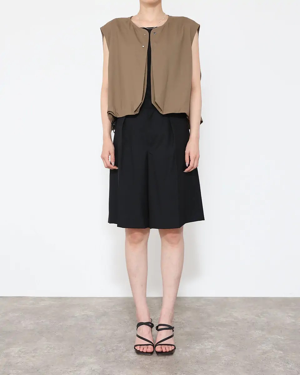 NTNのベストを着た女性モデル