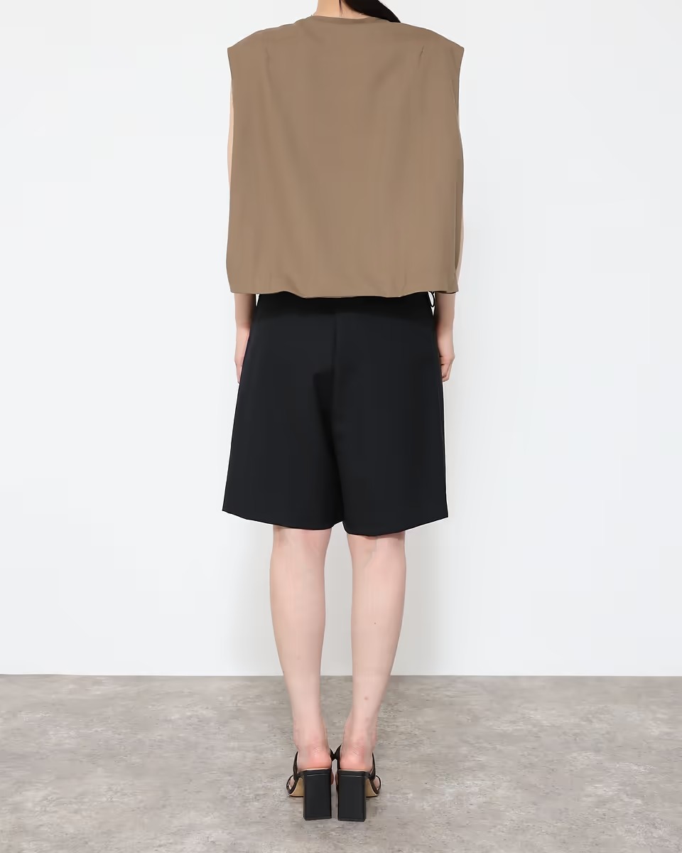 NTNのベストを着た女性モデル