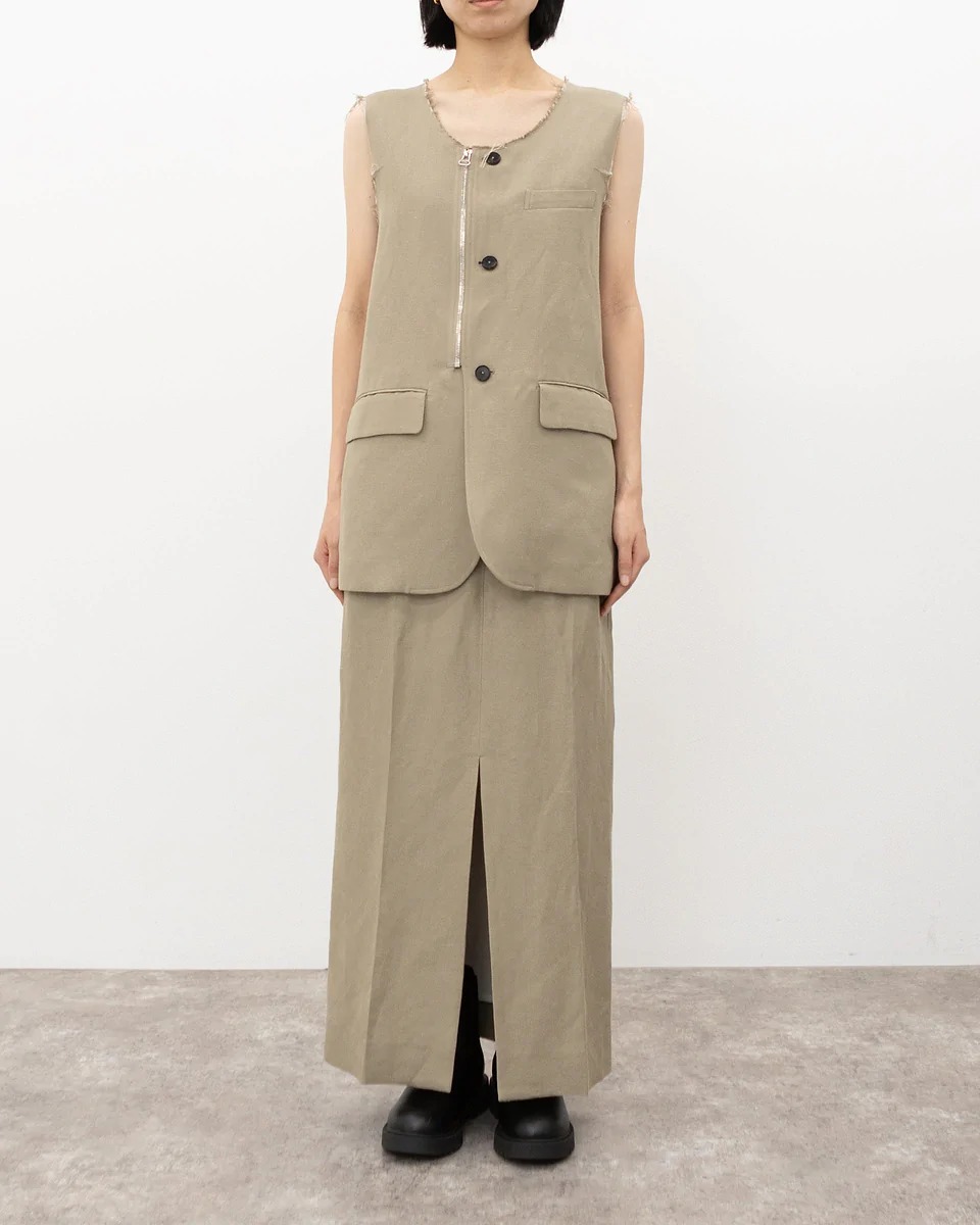 ジェーンスミスのベストを着た女性モデル