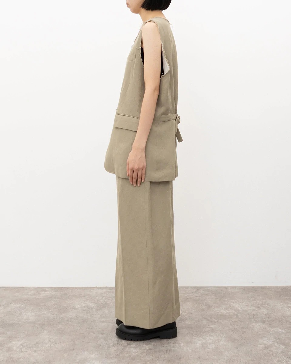 ジェーンスミスのベストを着た女性モデル