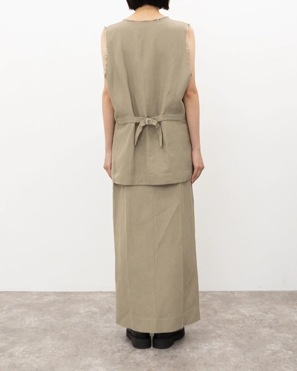 ジェーンスミスのベストを着た女性モデル