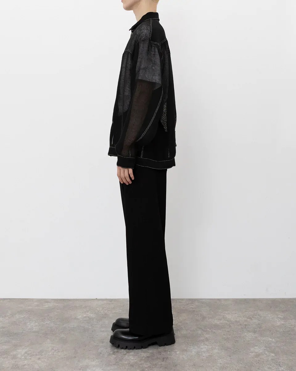 ジョンメイソンスミスのジャケットを着た男性モデル