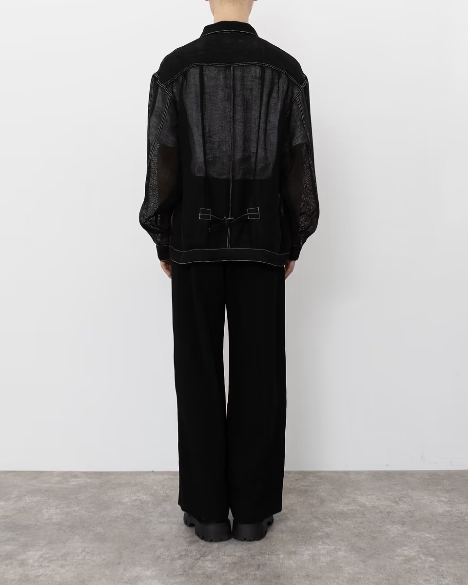 ジョンメイソンスミスのジャケットを着た男性モデル