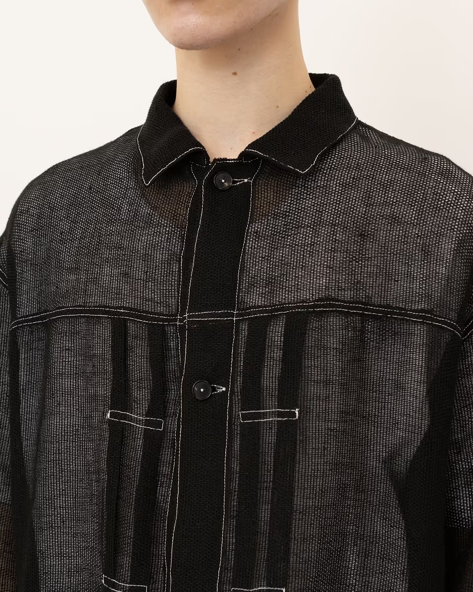 ジョンメイソンスミスのジャケットを着た男性モデル