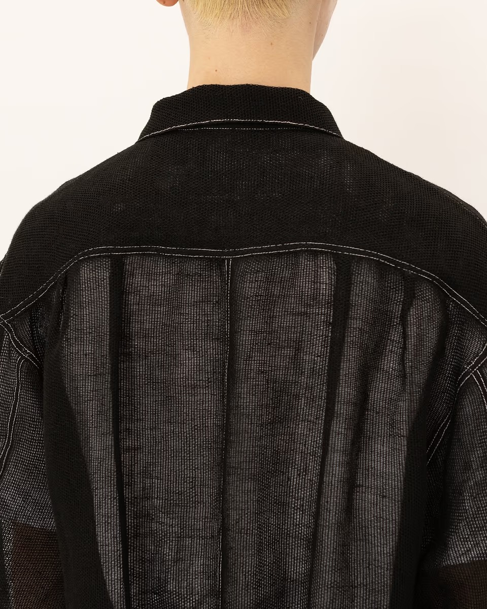 ジョンメイソンスミスのジャケットを着た男性モデル