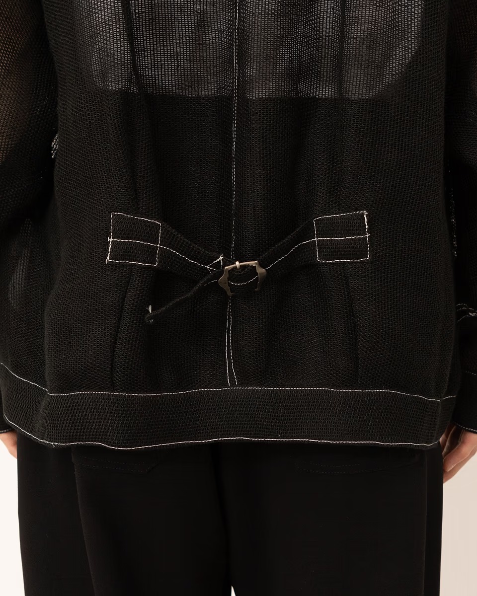 ジョンメイソンスミスのジャケットを着た男性モデル