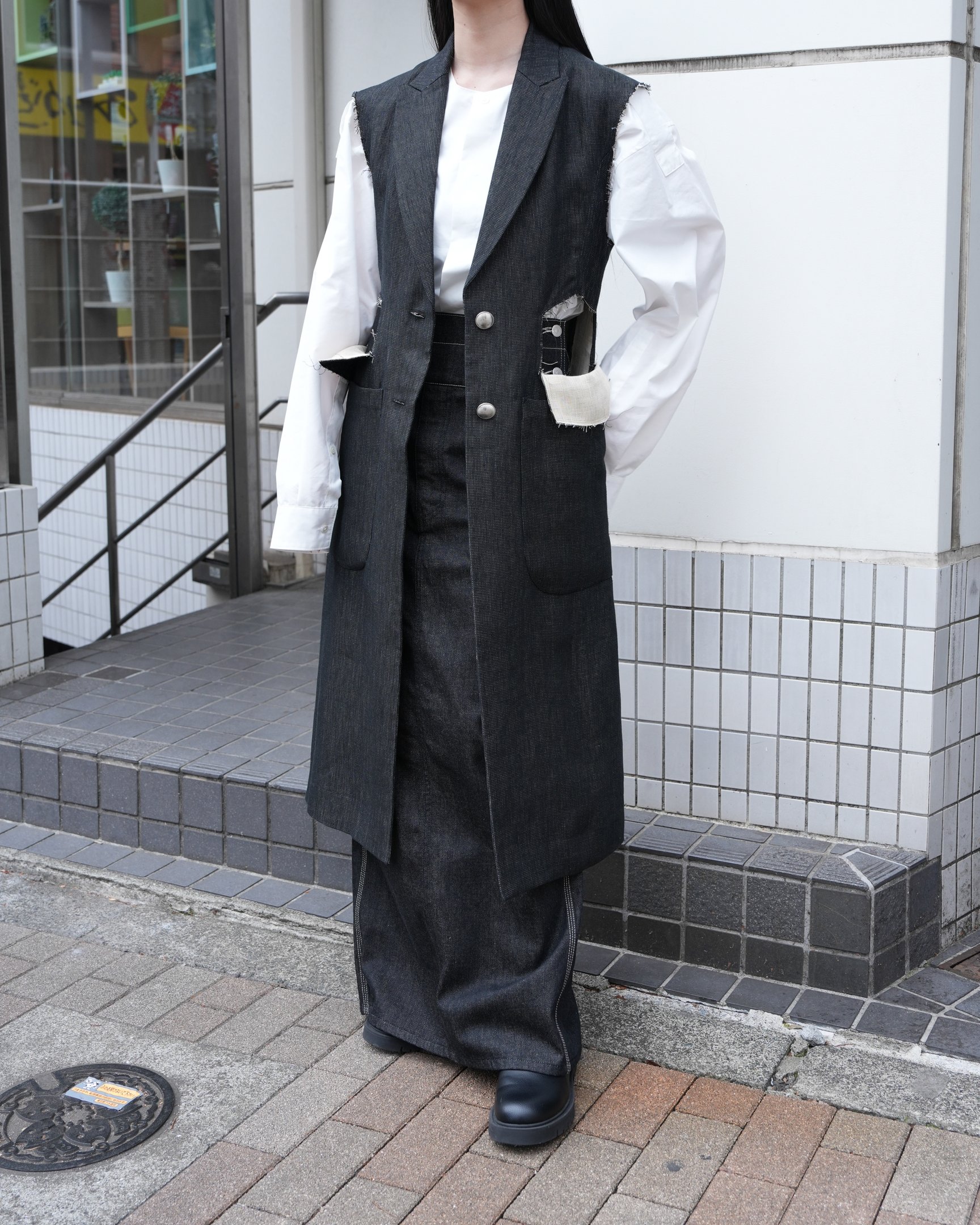 チノのベストを着た女性モデル