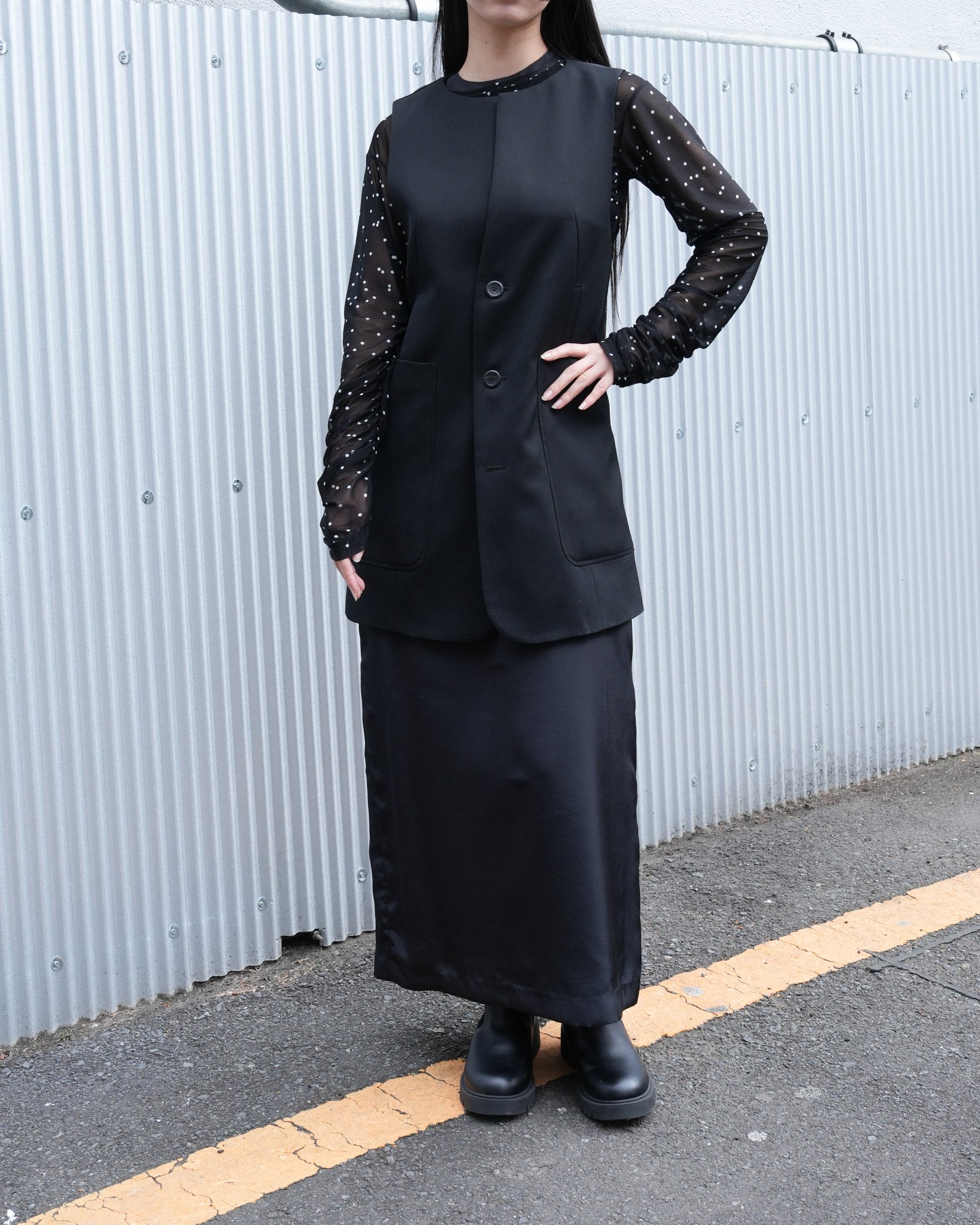 タロウホリウチのベストを着た女性モデル