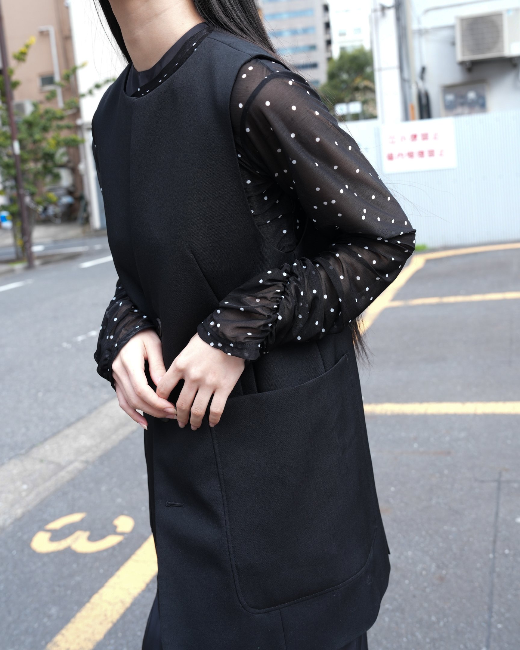 タロウホリウチのベストを着た女性モデル