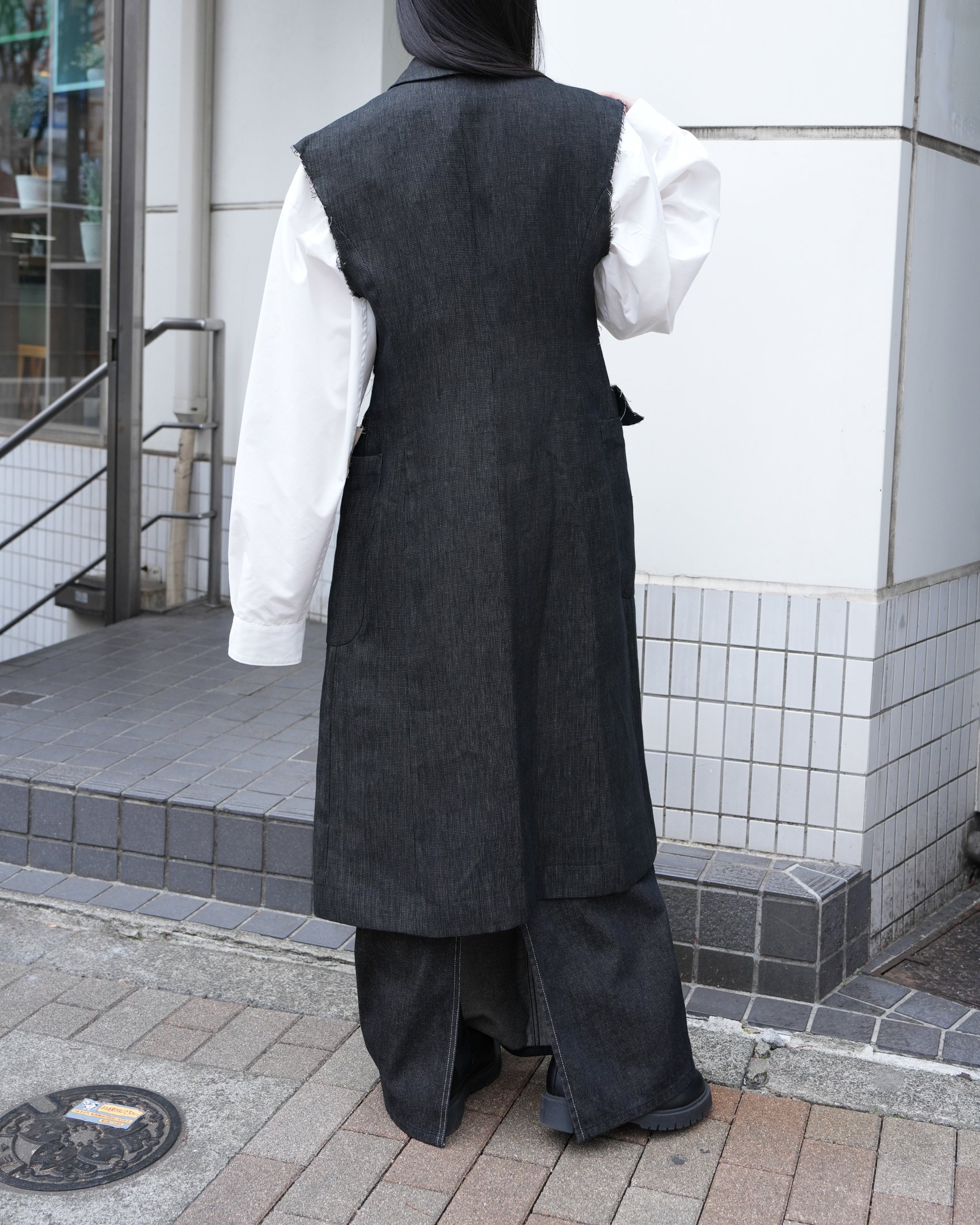 チノのベストを着た女性モデル