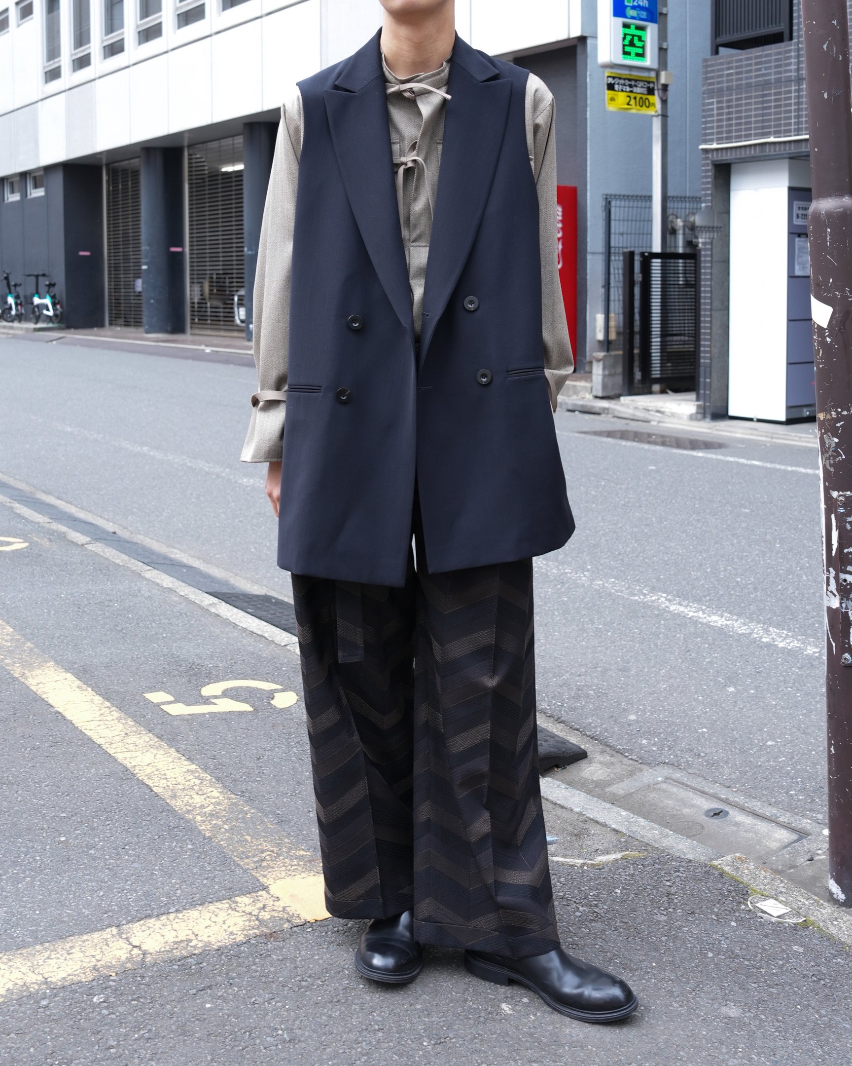 イレニサのベストを着た女性モデル