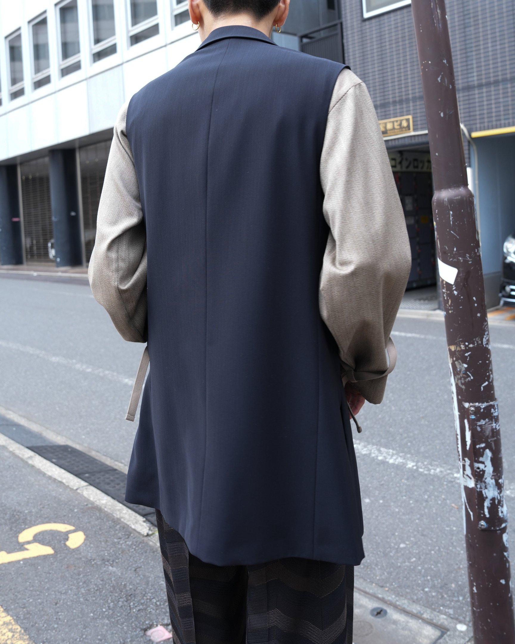 イレニサのベストを着た女性モデル