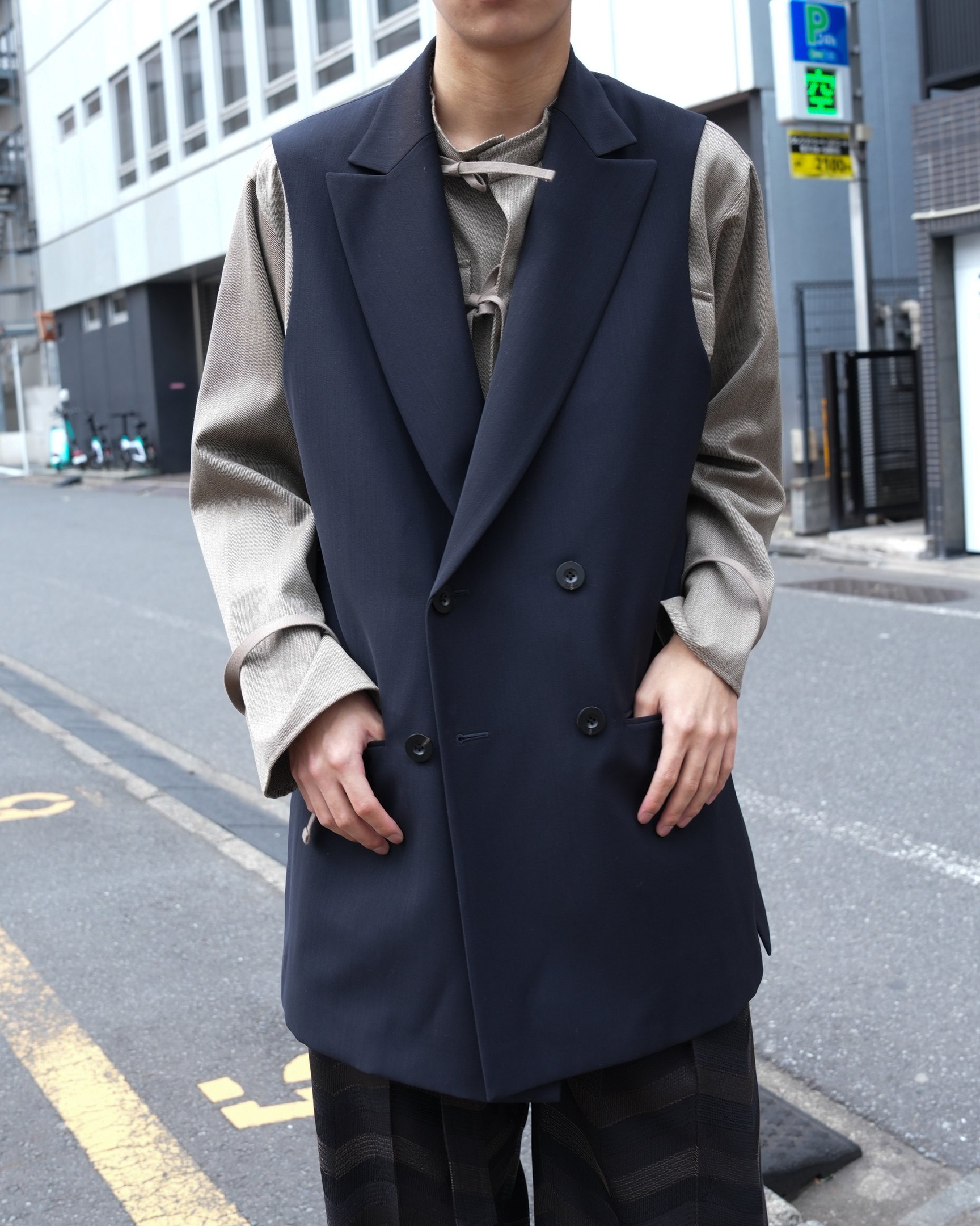 イレニサのベストを着た女性モデル