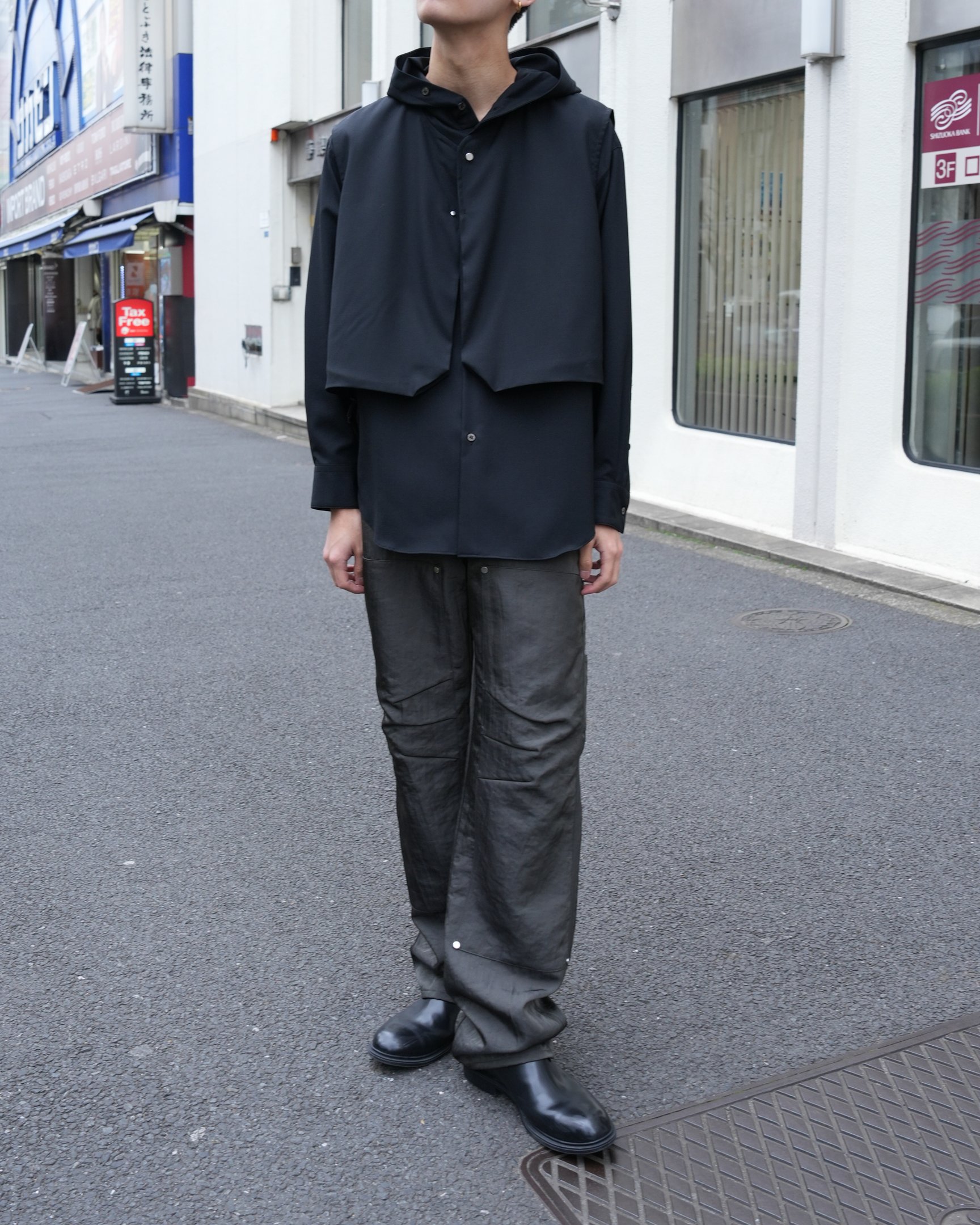 NTNのベストを着た男性モデル