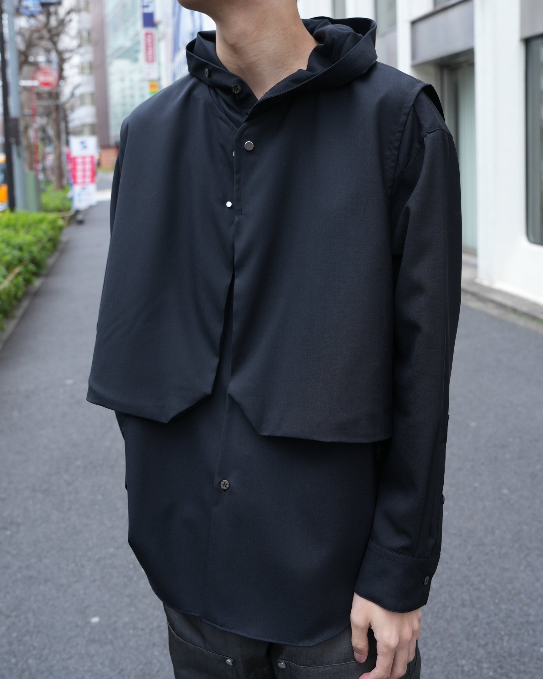 NTNのベストを着た男性モデル