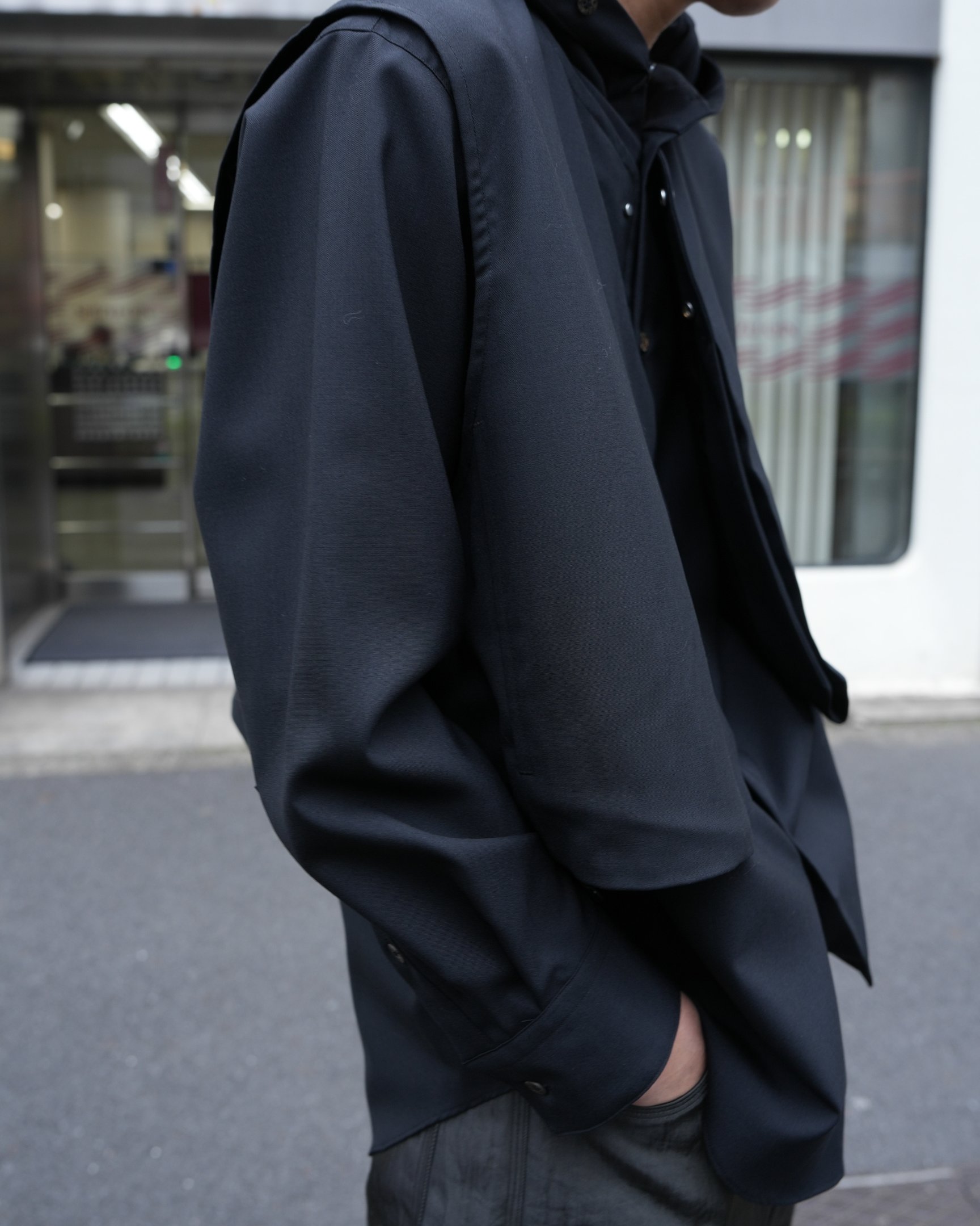 NTNのベストを着た男性モデル