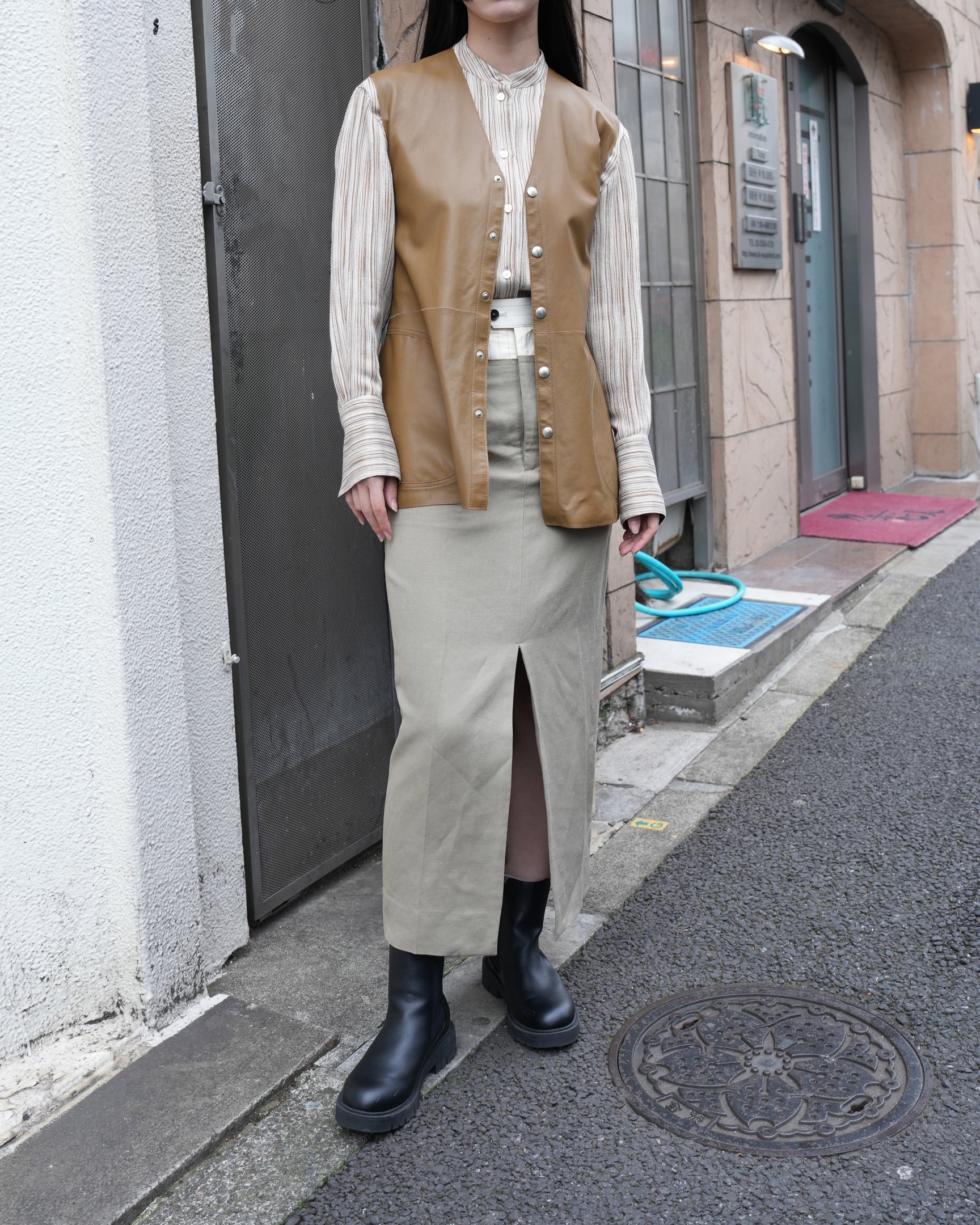 アンスクリアのベストを着た女性モデル