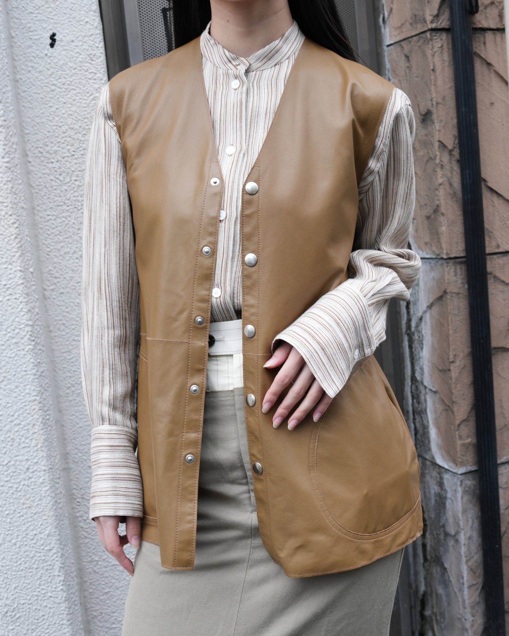 アンスクリアのベストを着た女性モデル