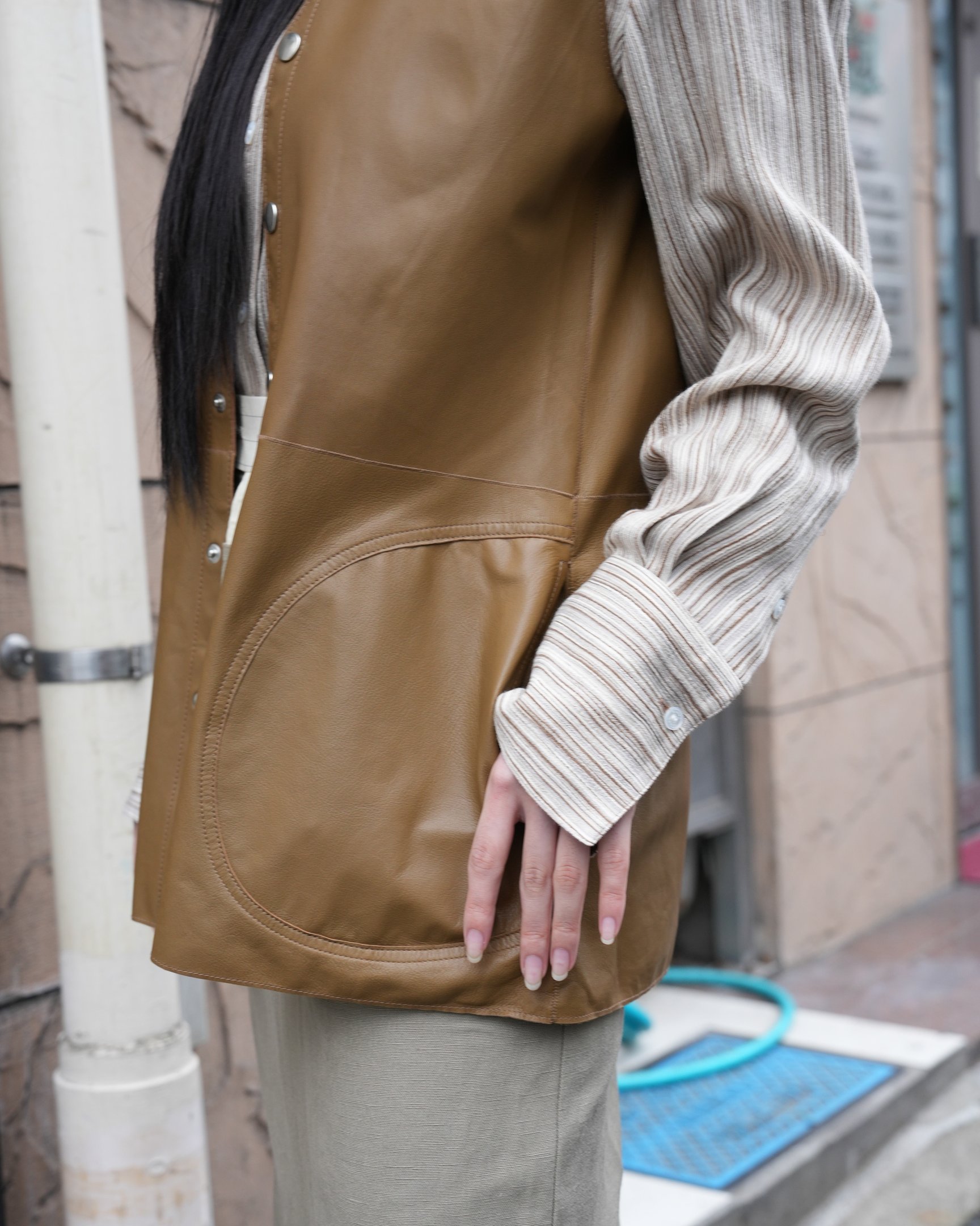 アンスクリアのベストを着た女性モデル