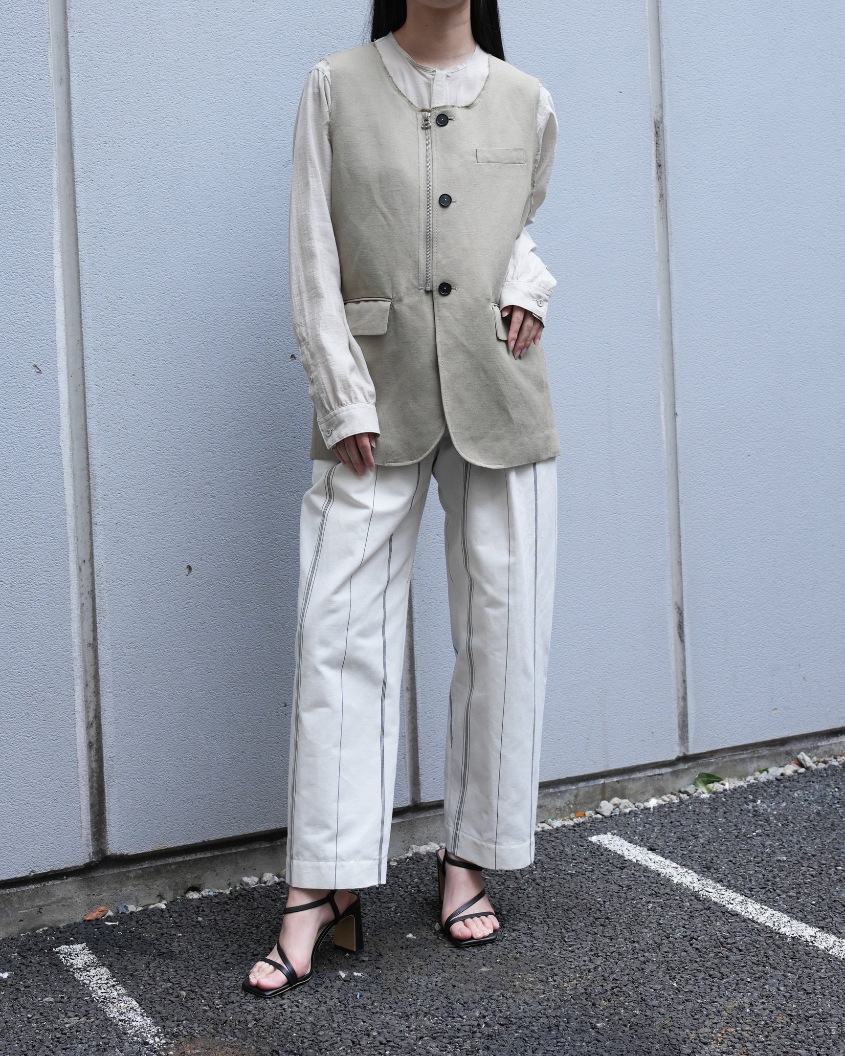 ジェーンスミスのベストを着た女性モデル