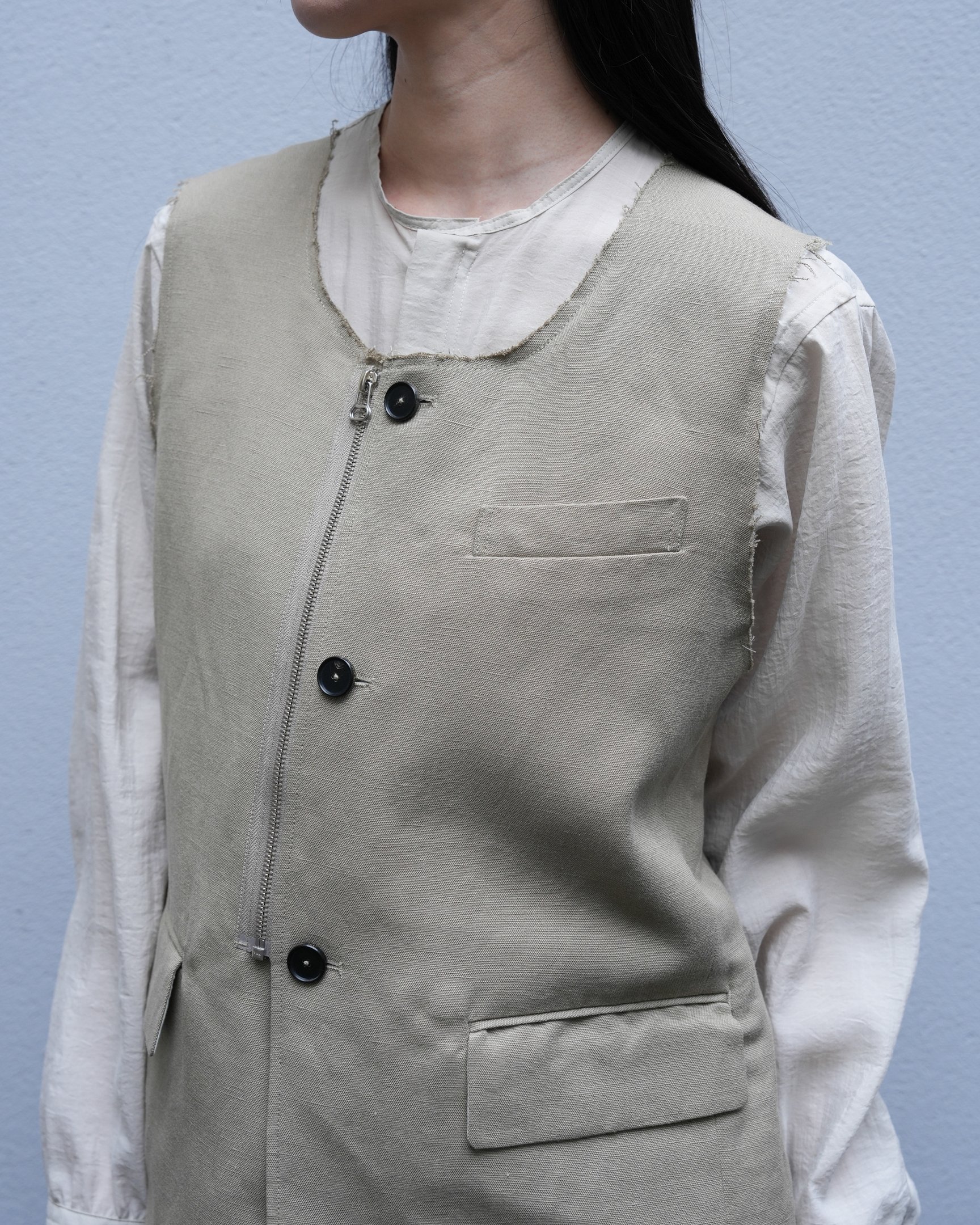 ジェーンスミスのベストを着た女性モデル