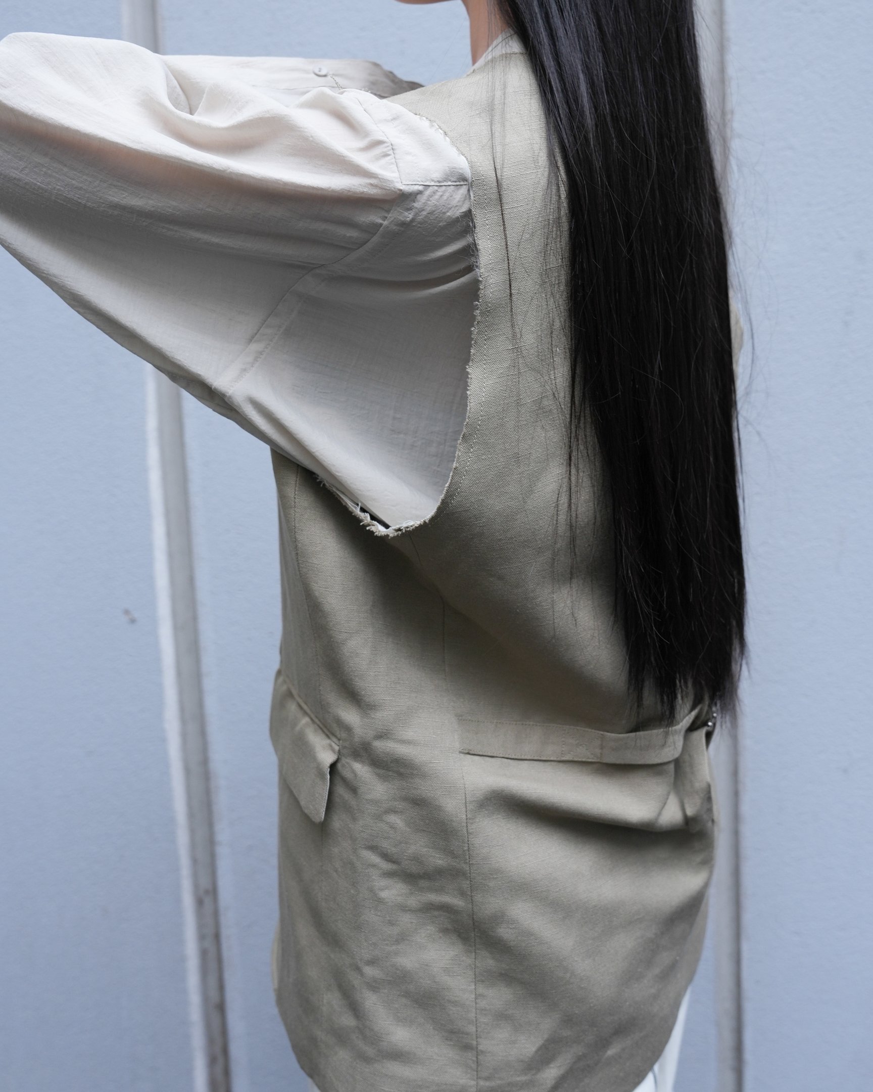 ジェーンスミスのベストを着た女性モデル