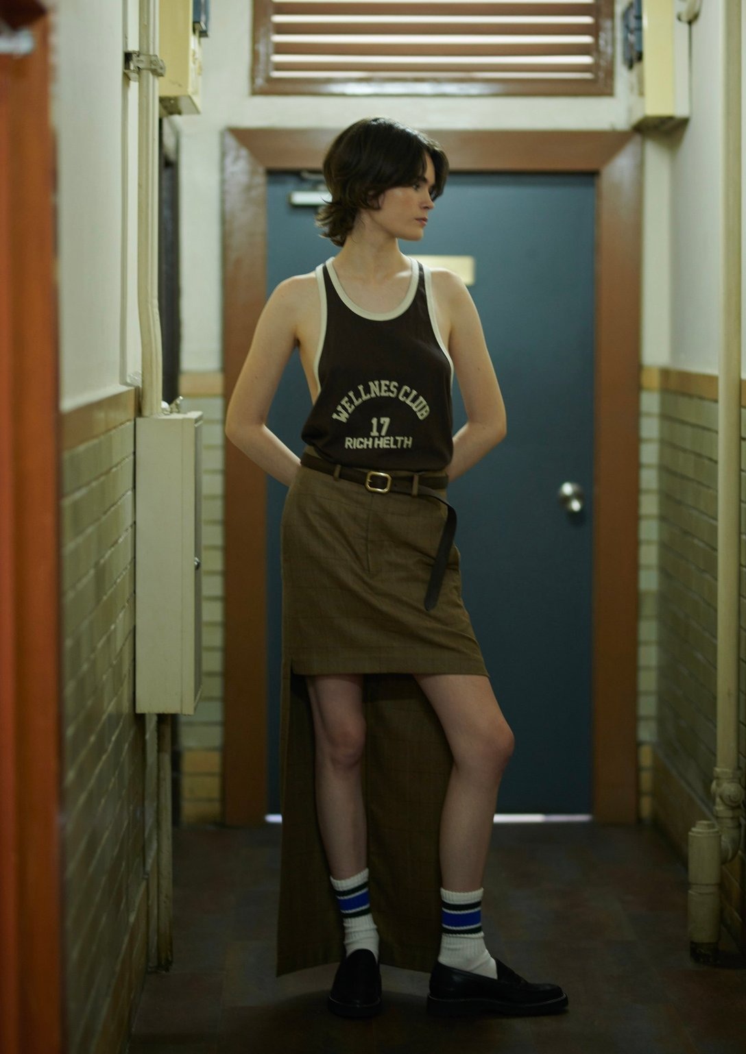 アンスクリアのスカートを穿いた女性モデル