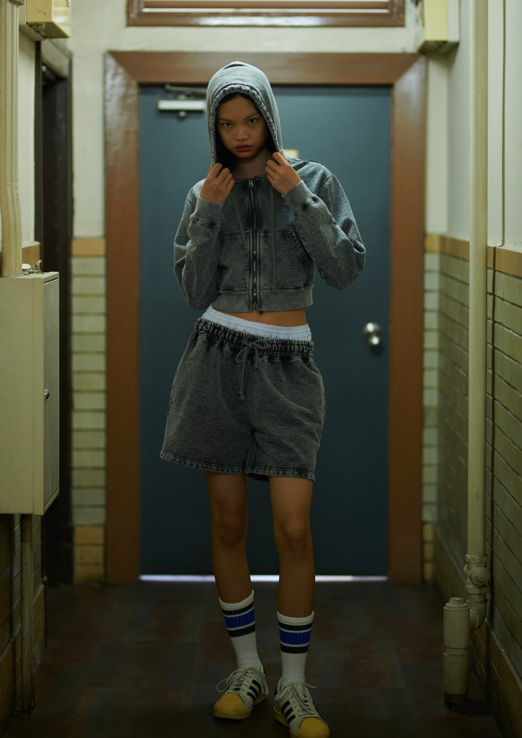 アンスクリアの洋服を着た女性モデル