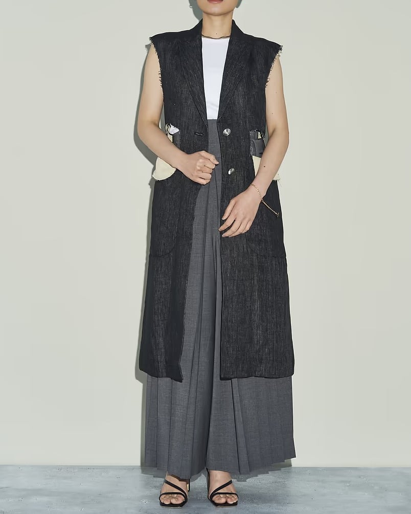 チノのベストを着た女性モデル