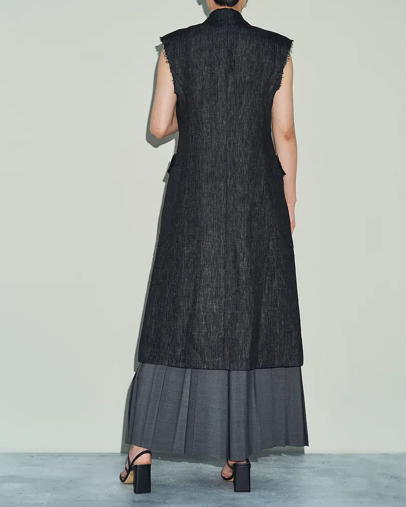 チノのベストを着た女性モデル