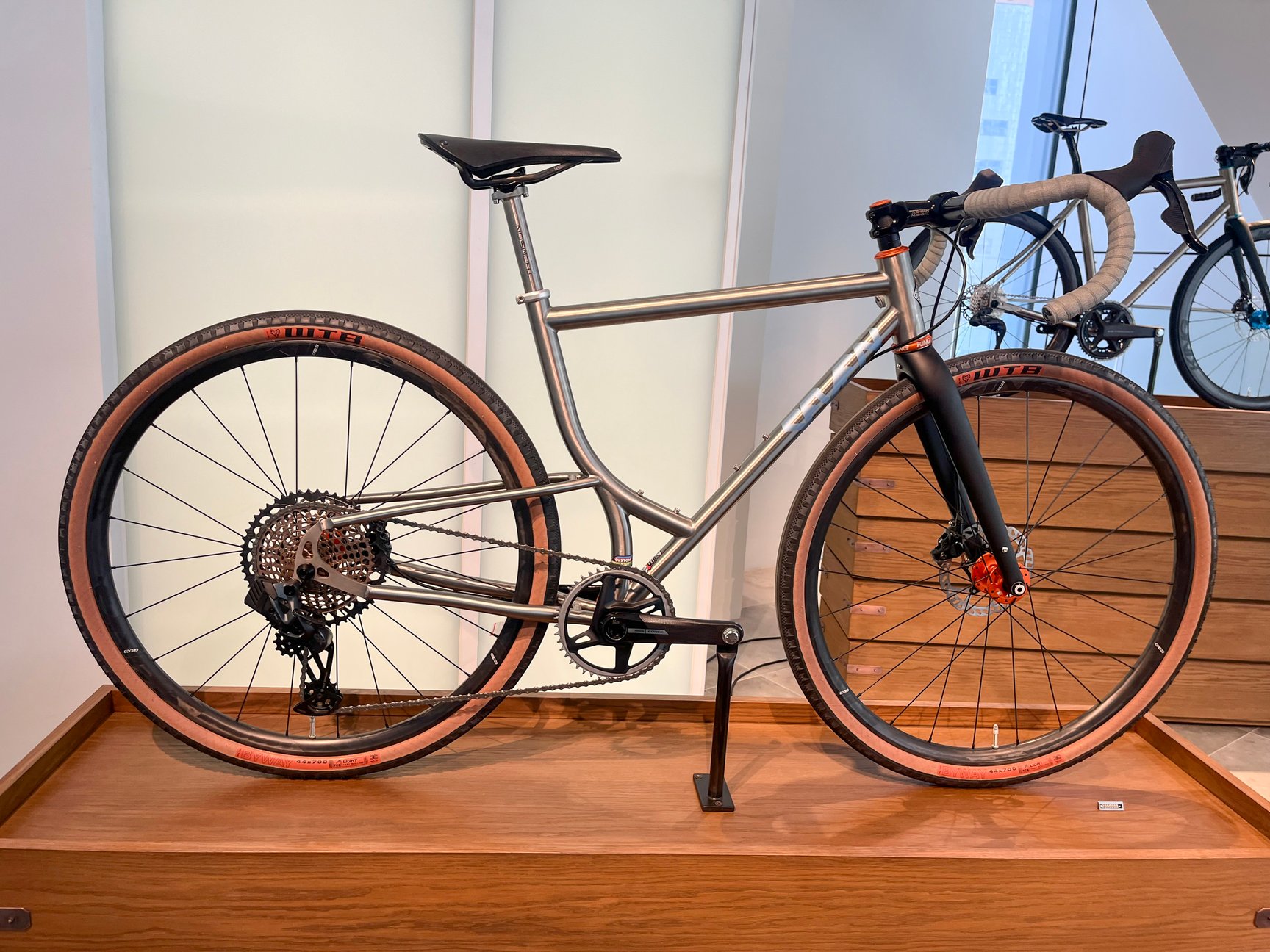 「サークルズ」付近のスペースに展示されるオーダーメイドの自転車(チタン製、価格は約200万円)