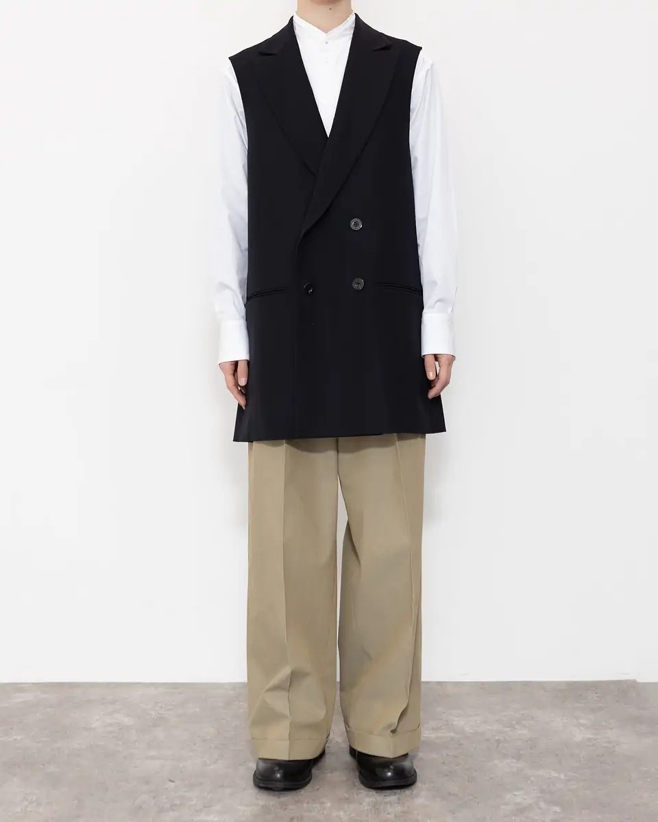 イレニサのベストを着た女性モデル