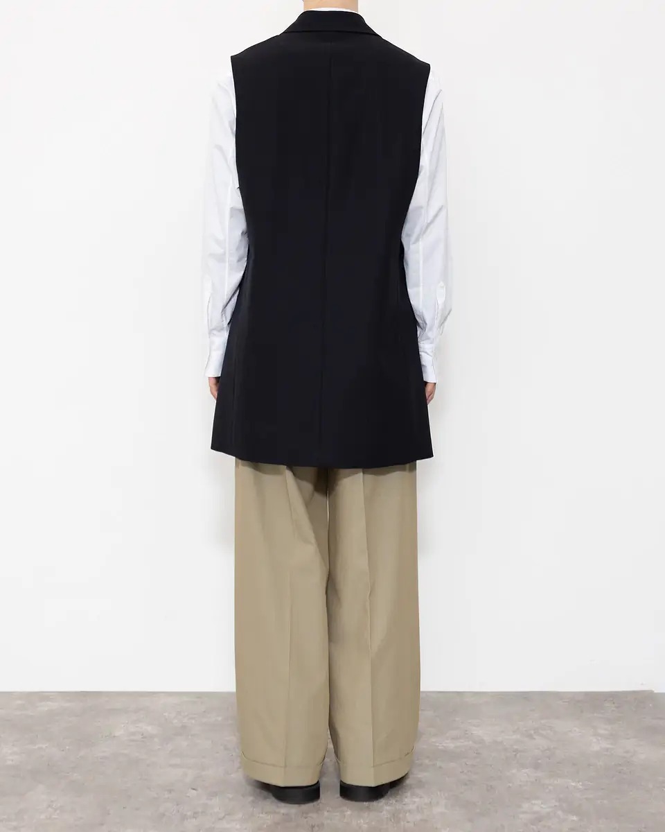 イレニサのベストを着た女性モデル